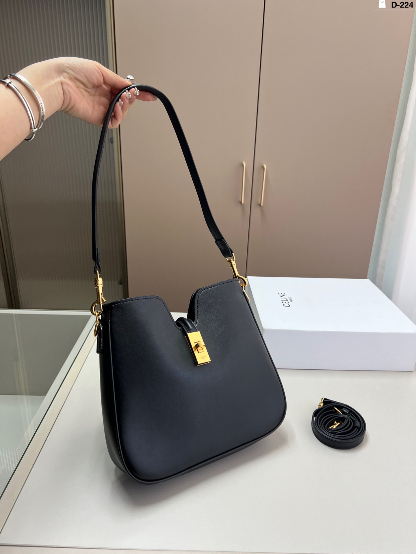 💰💰295 Celine赛琳手提包腋下包 神秘又高级、气场十足,🉑手提、肩背、斜挎、旋转锁扣开合,毫不费力的时髦感 D-224尺寸23×22折叠盒