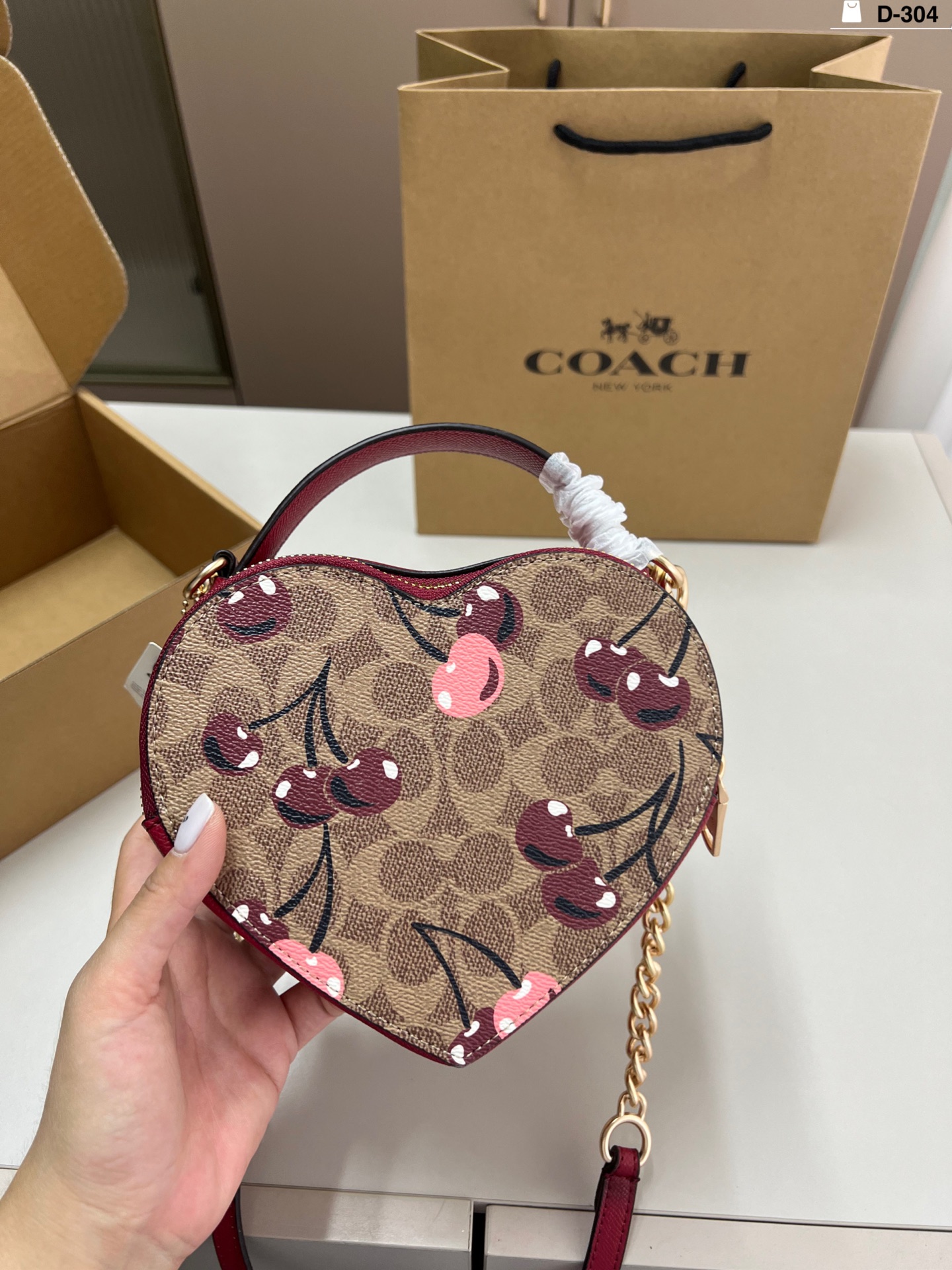 💰370（配爱心挂件） 蔻驰COACH Heart爱心包 经典对未来的展望 时尚百搭 上身可爱且魅力 D-304尺寸18×15配盒