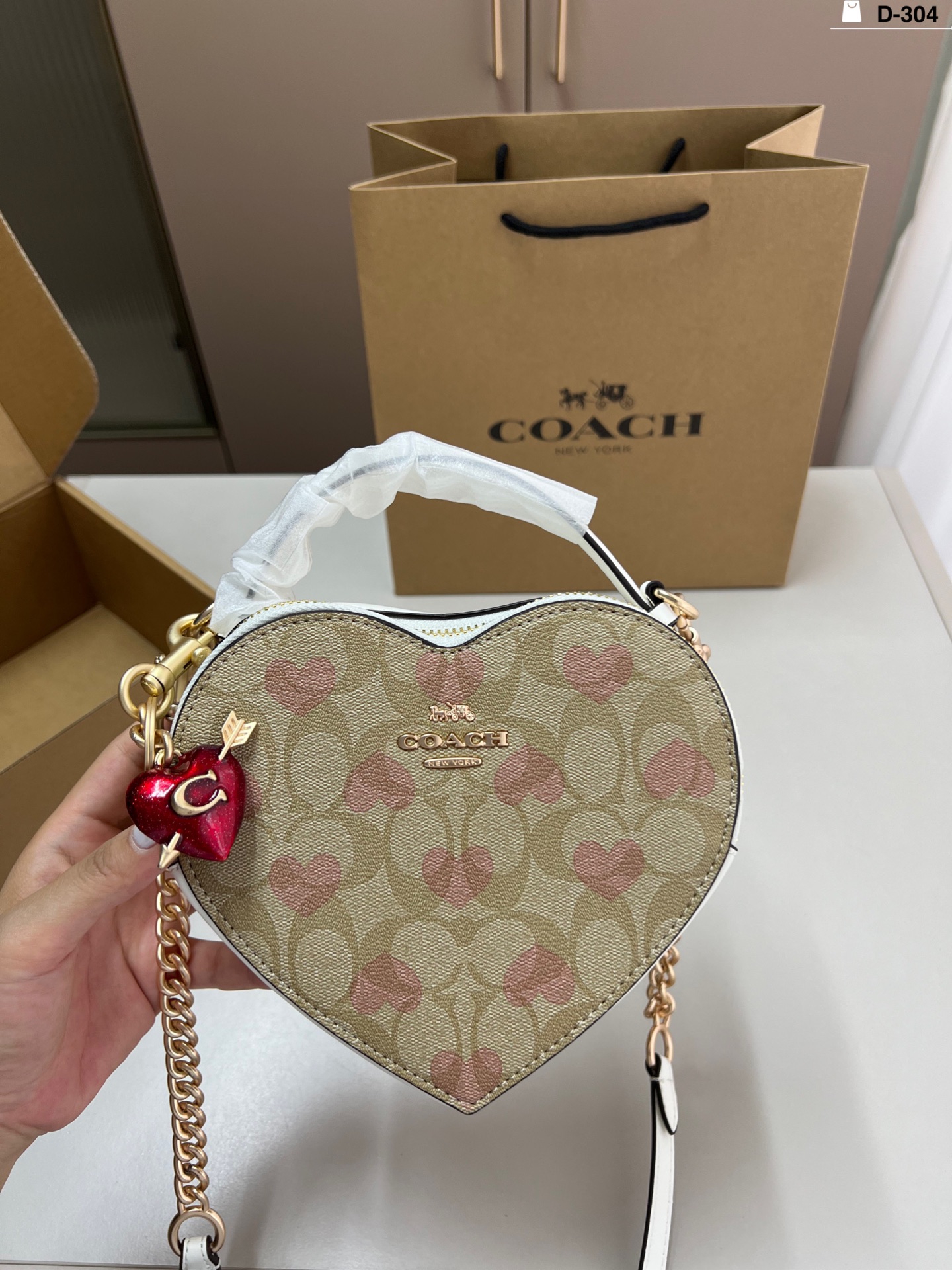 💰370（配爱心挂件） 蔻驰COACH Heart爱心包 经典对未来的展望 时尚百搭 上身可爱且魅力 D-304尺寸18×15配盒