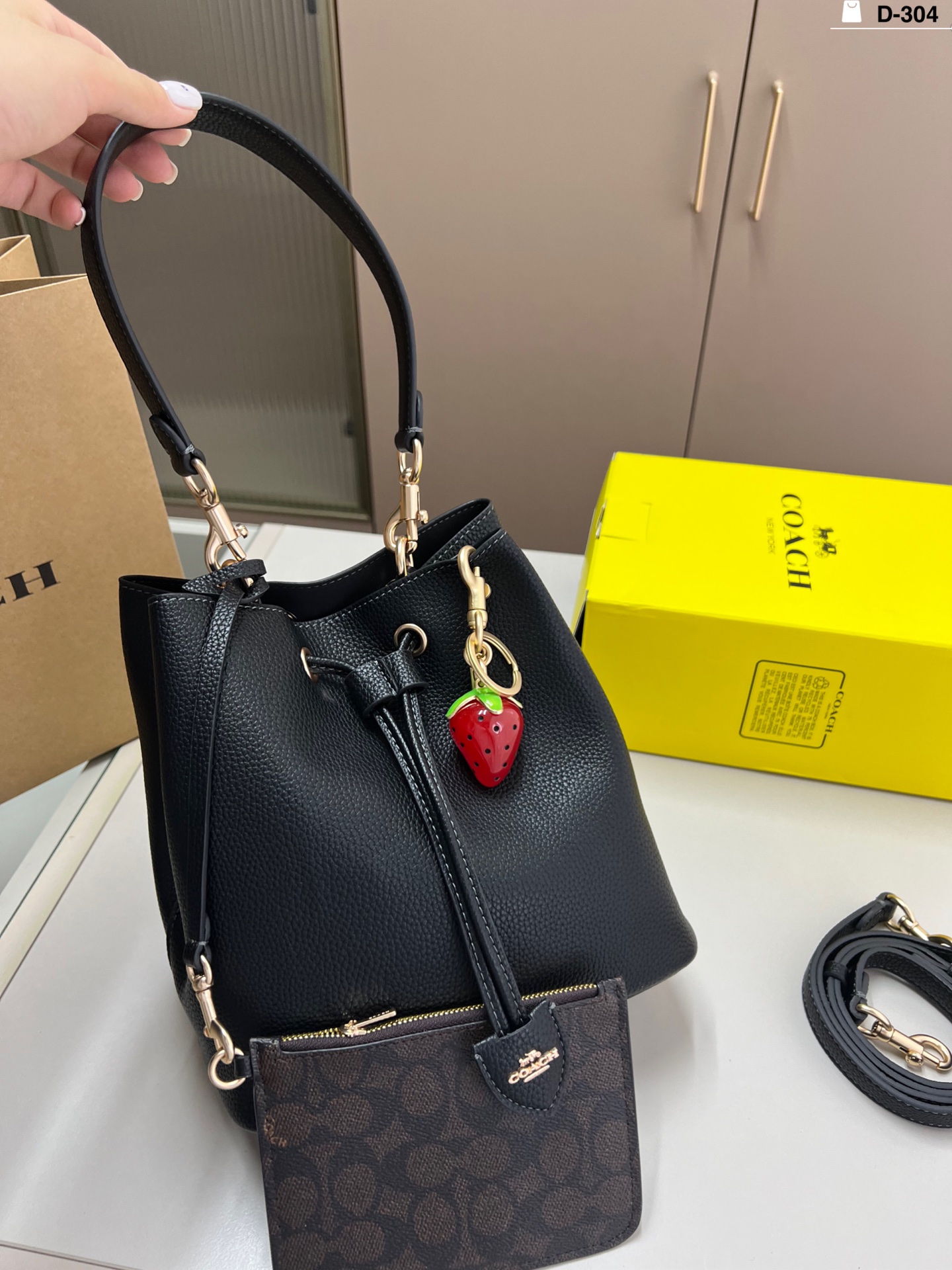 💰360（配草莓挂件） COACH蔻驰托特水桶 夏天背起来 很清爽 D-304尺寸22×22配盒