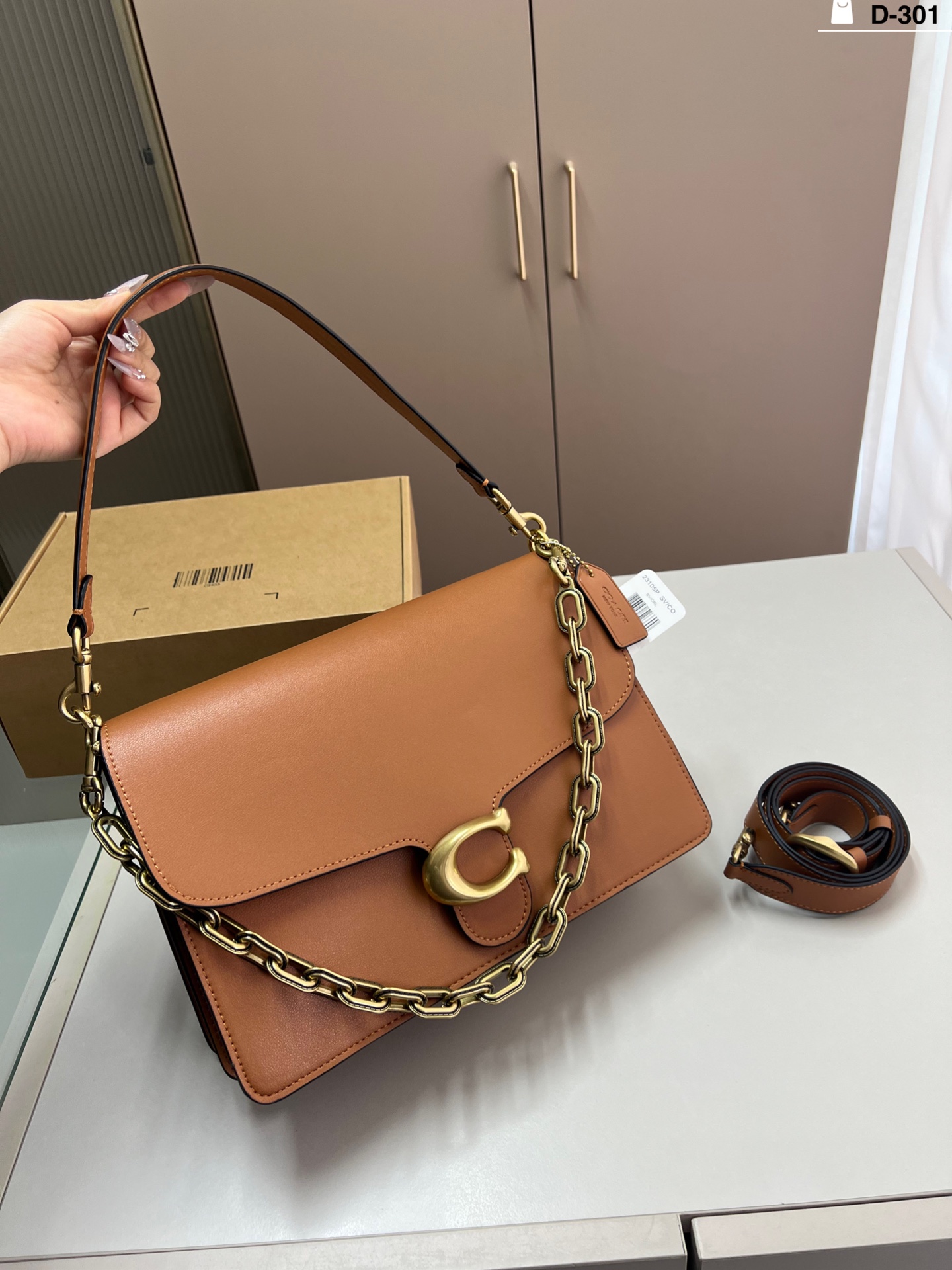 El nuevo Chain Tabby de P Coach tiene un cuerpo firme y con forma, con la suave textura de cuero del Soft Tab…