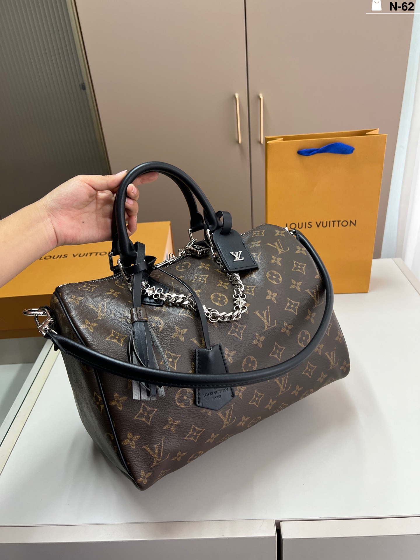 LV路易斯威登枕头包 N-62尺寸29×22折叠盒