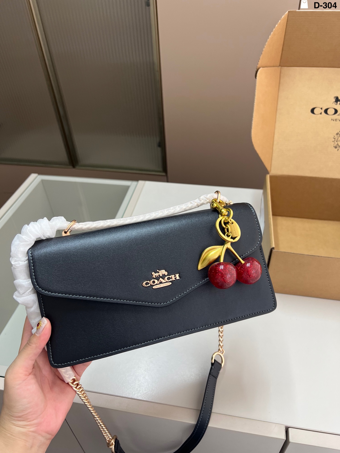 P (con colgante de cereza) COACH | Bolso sobre acordeón Kalre, colores clásicos no necesitan explicación, elegante y re…
