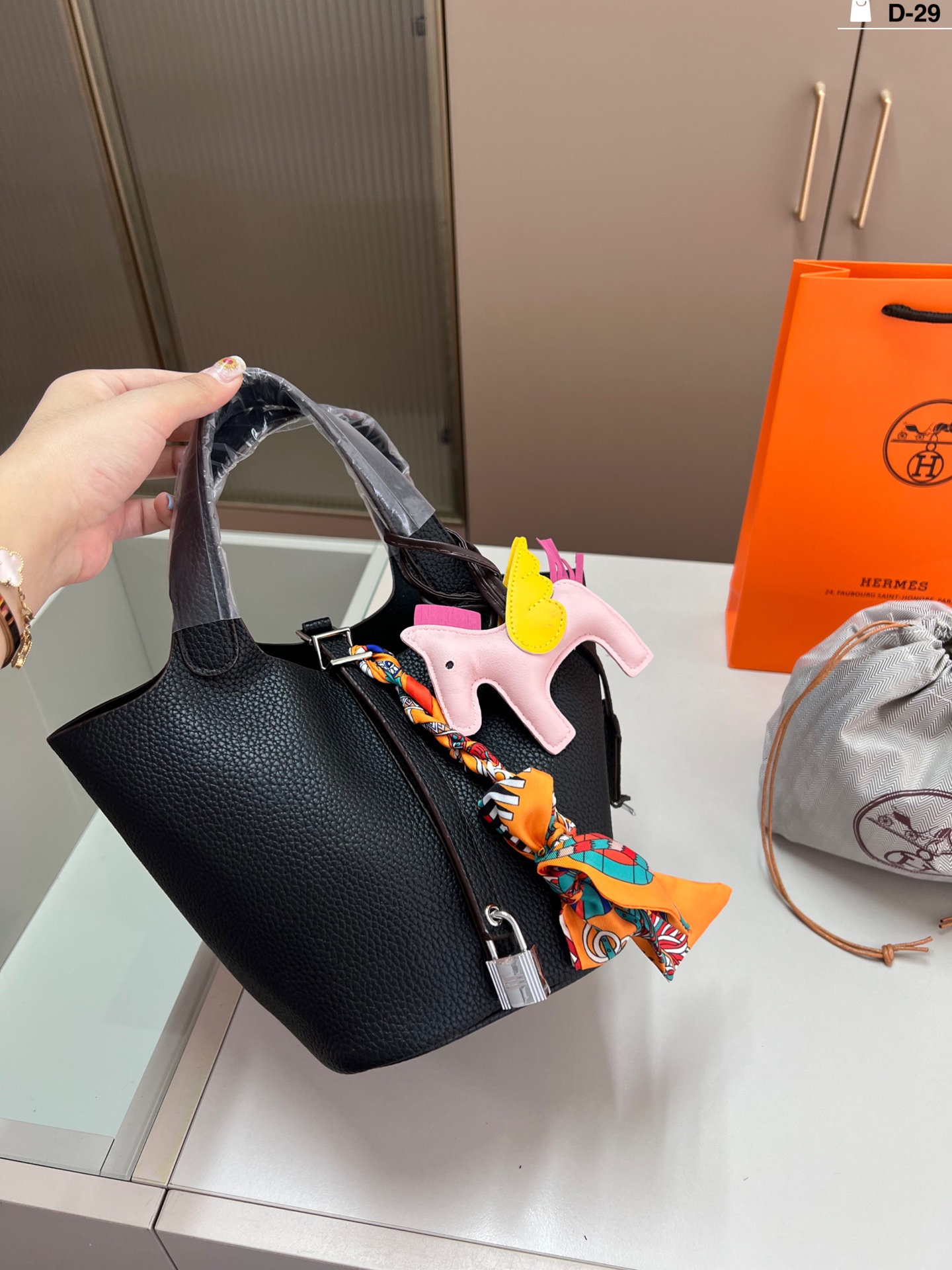 💰185包邮（配内胆）
HERMES 爱马仕菜篮子 如果出门仅可以带一个包包，那必然是爱马仕菜篮子‼‼D-29尺寸18×19折叠盒