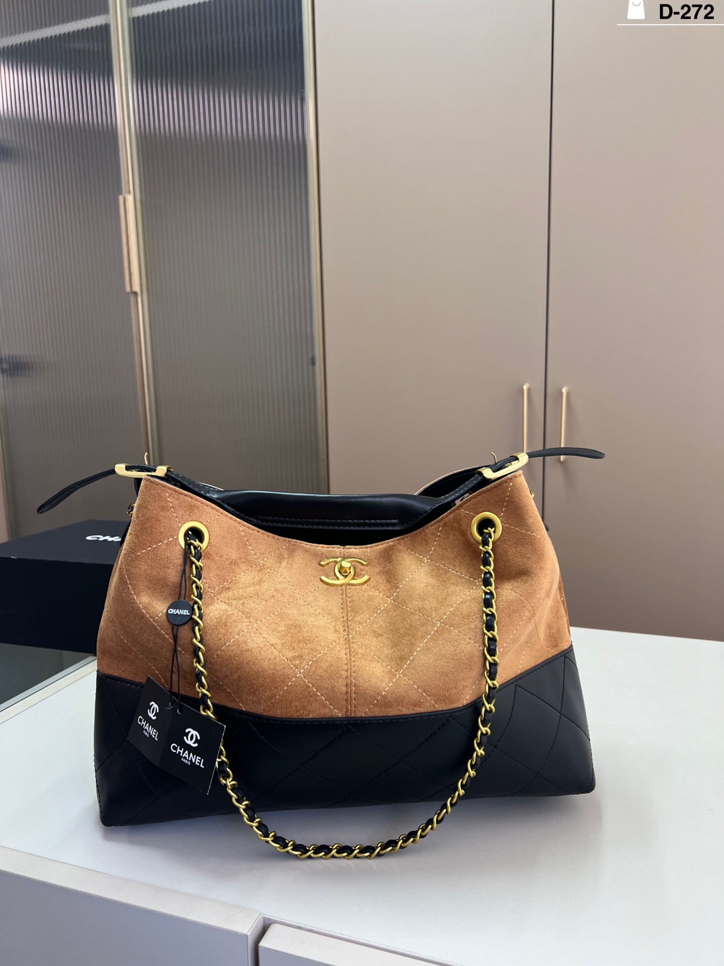 💰p180
chanel 麂皮hobo单肩托特包
25a小羊皮不愧是秋冬包王小羊皮拼色太适合秋冬了今年的包王当之无愧D-272尺寸34×24飞机盒