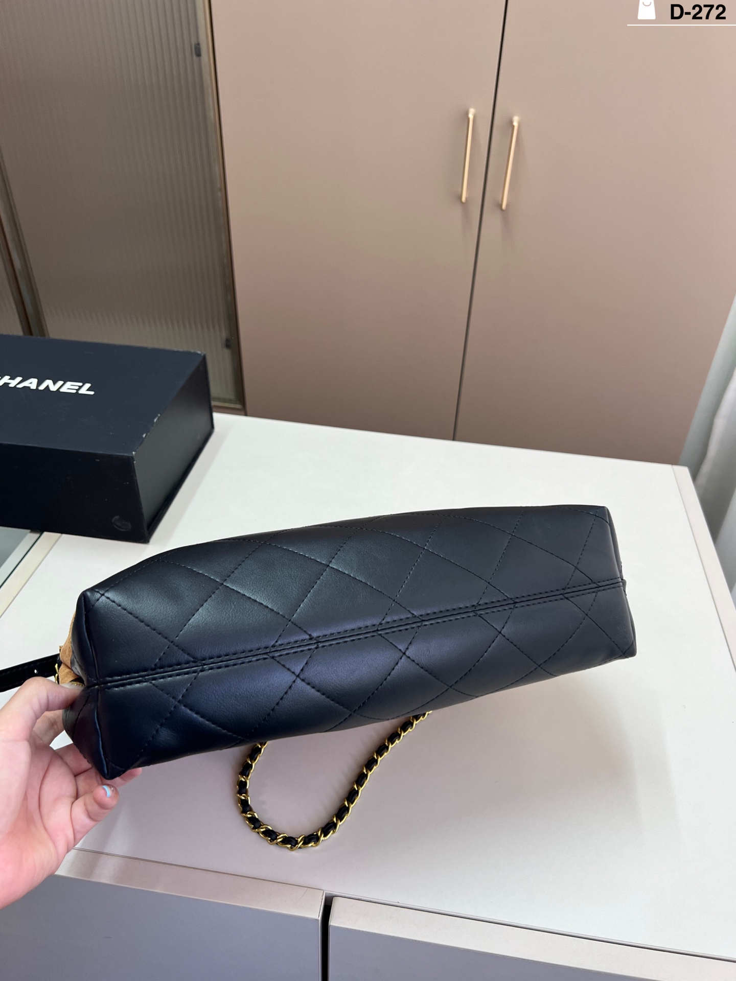 💰p180
chanel 麂皮hobo单肩托特包
25a小羊皮不愧是秋冬包王小羊皮拼色太适合秋冬了今年的包王当之无愧D-272尺寸34×24飞机盒