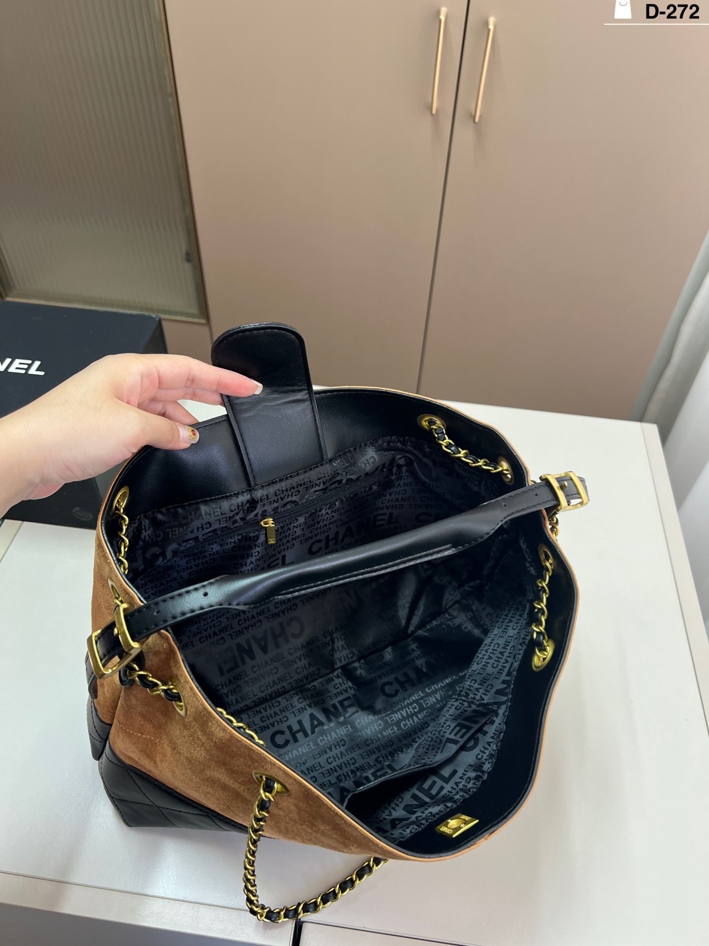 💰p180
chanel 麂皮hobo单肩托特包
25a小羊皮不愧是秋冬包王小羊皮拼色太适合秋冬了今年的包王当之无愧D-272尺寸34×24飞机盒