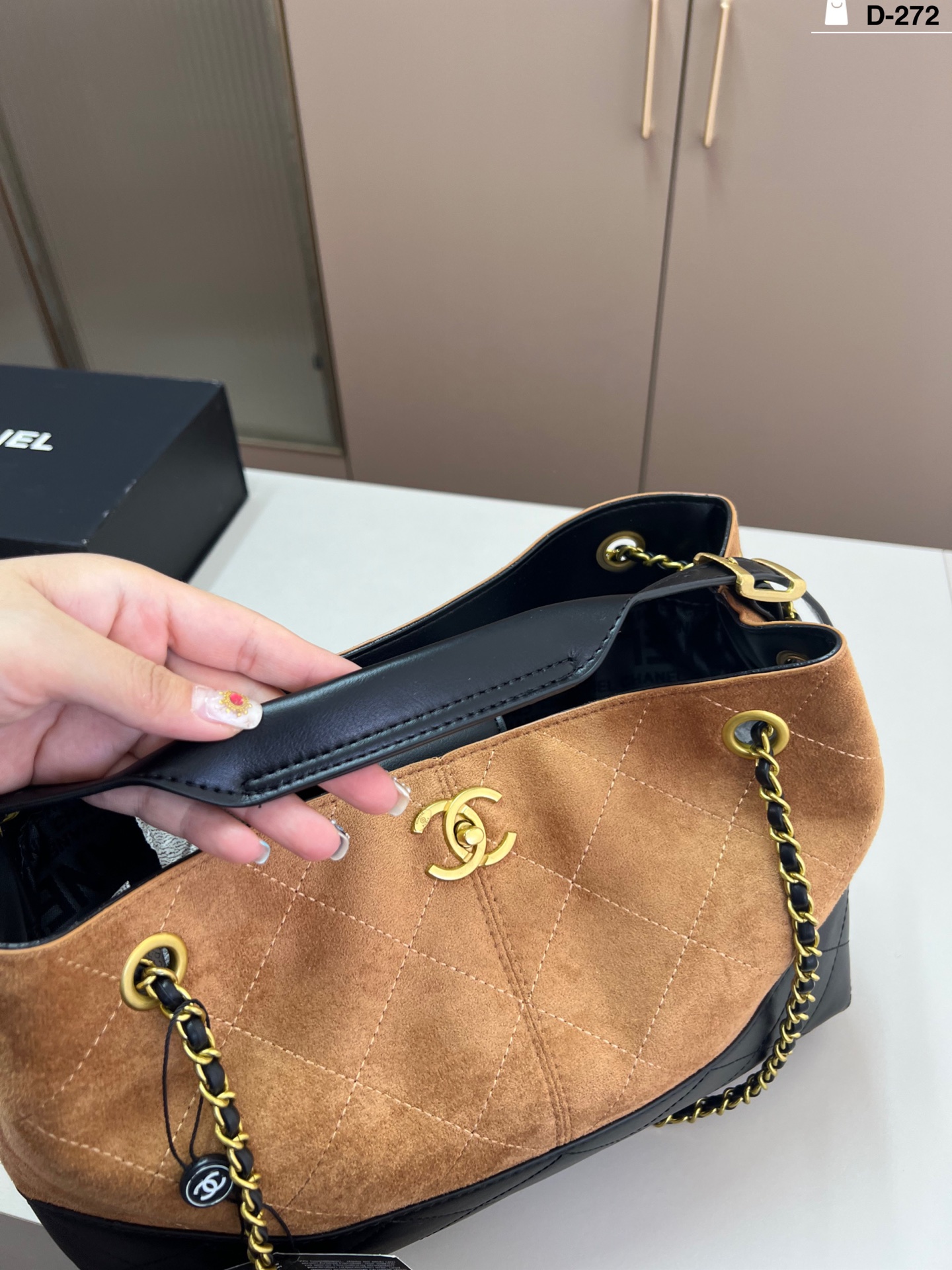 💰p180
chanel 麂皮hobo单肩托特包
25a小羊皮不愧是秋冬包王小羊皮拼色太适合秋冬了今年的包王当之无愧D-272尺寸34×24飞机盒