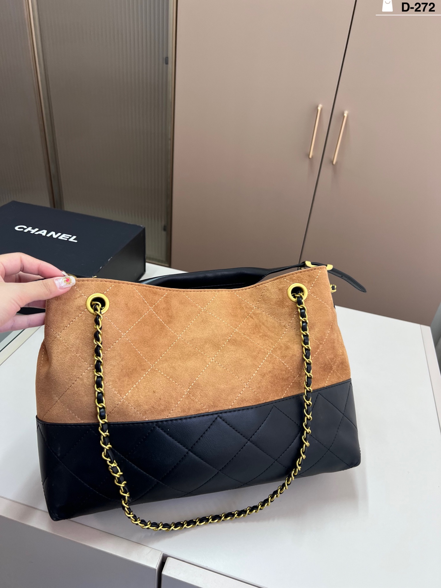 💰p180
chanel 麂皮hobo单肩托特包
25a小羊皮不愧是秋冬包王小羊皮拼色太适合秋冬了今年的包王当之无愧D-272尺寸34×24飞机盒