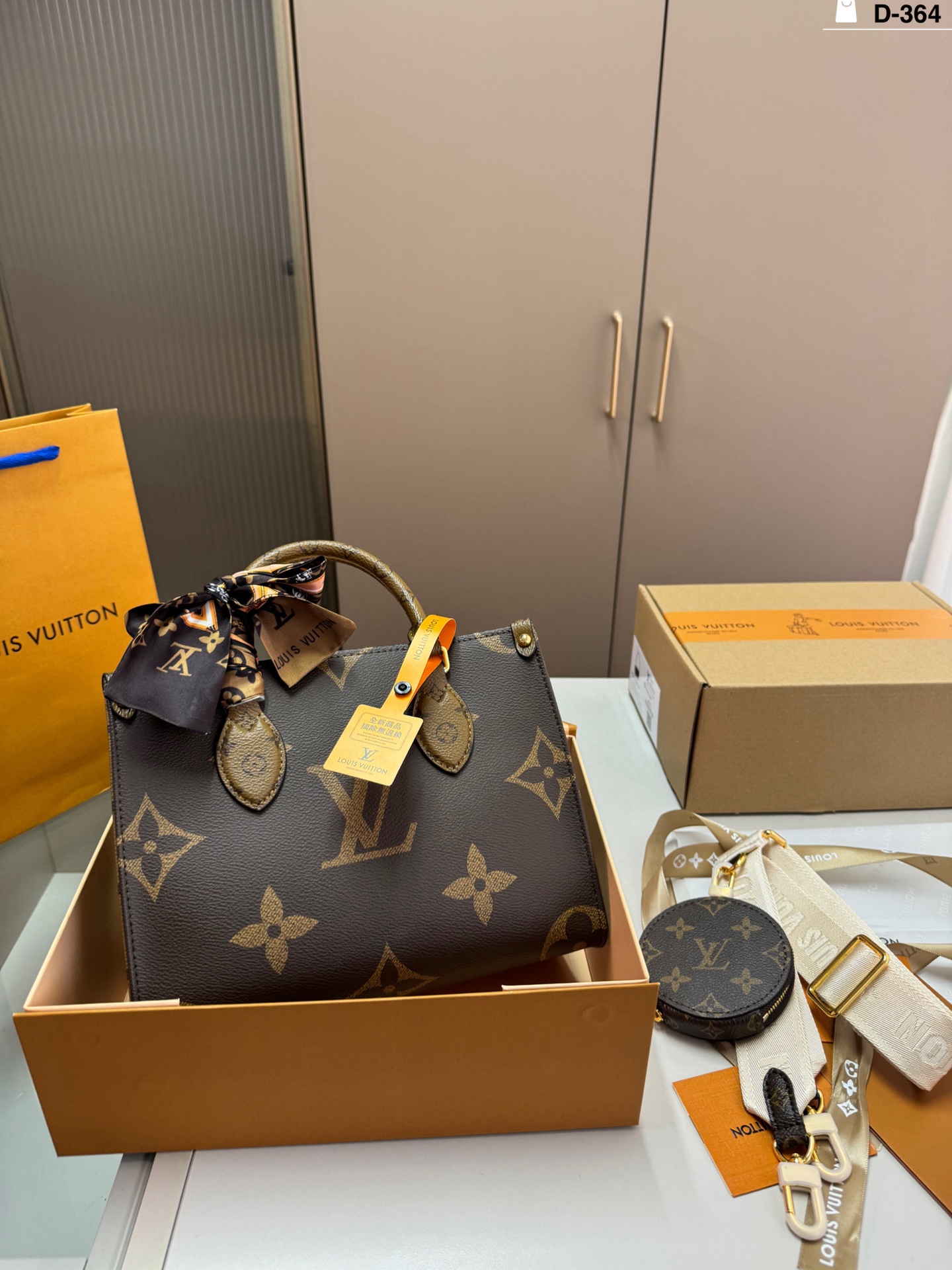 💰💰440（芯片版本）
D-364尺寸25×20折叠盒飞机盒
 LV/路易威登 ONTHEGO系列 托特包新款丛林包 哇咔咔太喜欢了
 真是惊艳到我了、包包挺括 很能装
  整体而言 非常实用 又耐造