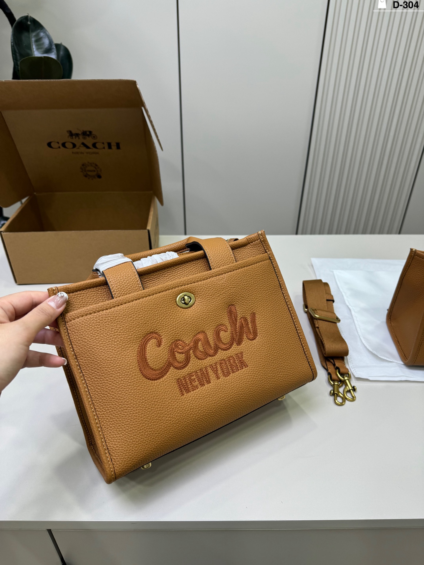 Large P195 | D-304 Size 26×19/20×14 Airplane Case | Coach Field Tote Bag | Unique Design, Fashionable And Classic | Super Versatile, Suitable For Daily Commuting | Upper Body And Sassy
