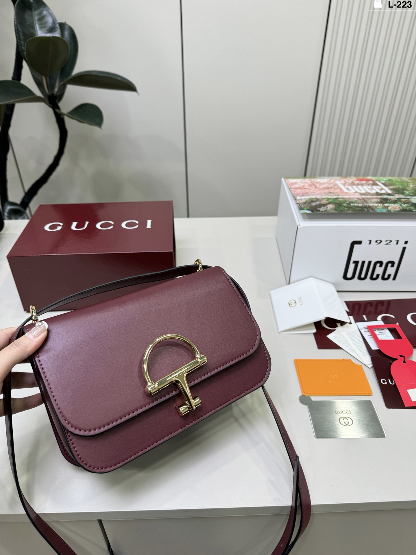Gucci Cool Half Horsebit Messenger Bagp285