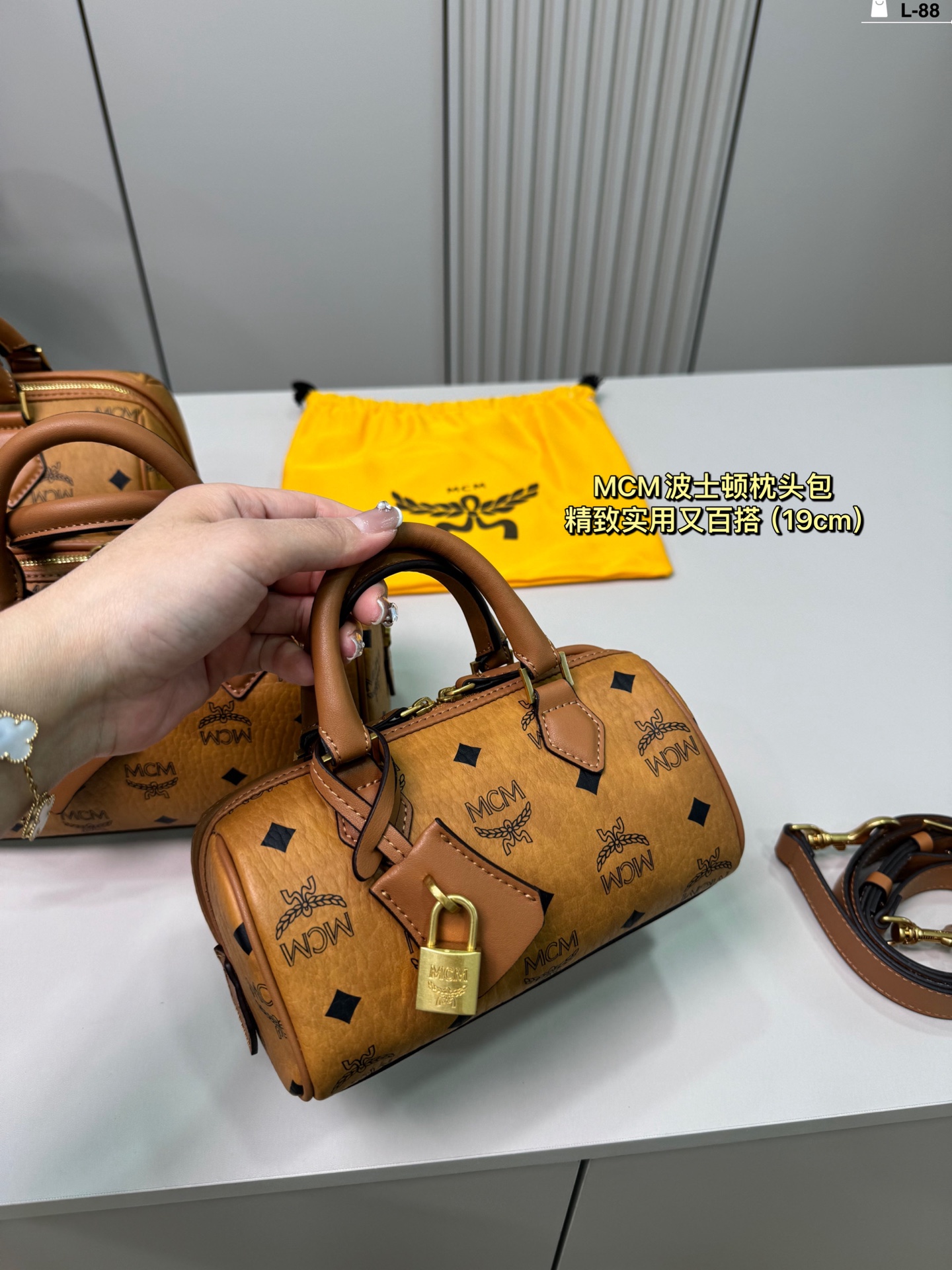19cmPp170 L-88 size 25×15/22×14/19×10 airplane box MCM Boston pillow bag exquisite, practical and versatile, can be han…