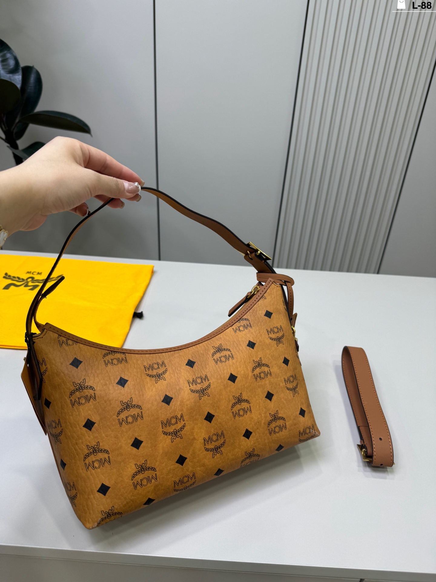Pp165 L-88 talla 26×19 MCM hobo bolso cuerno, colgante de candado metálico súper delicado, se puede llevar bajo el braz…