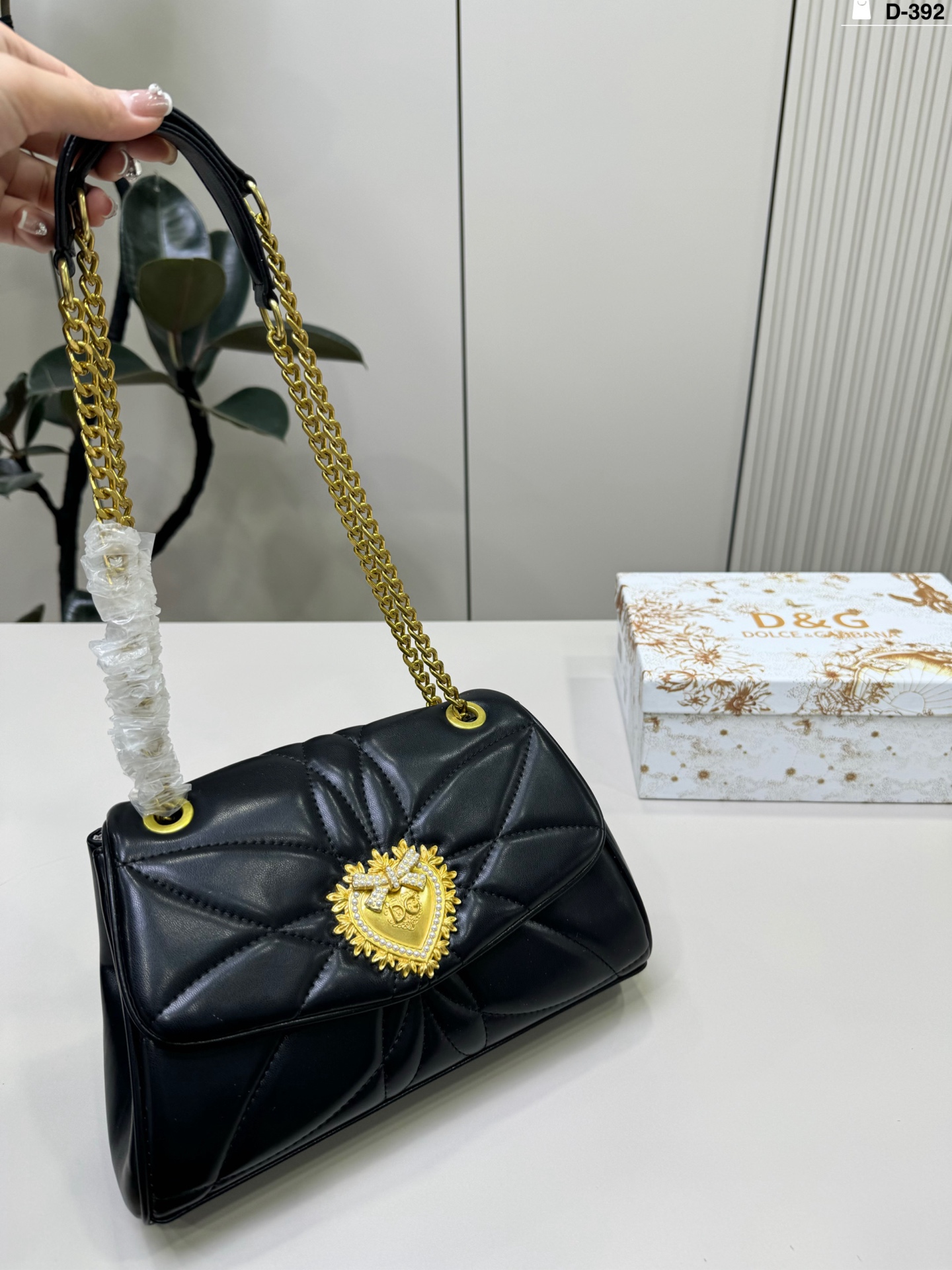 P188 | D-392 Size 26×16 Box | Dg Dolce & Gabbana Chain Bag | The Bag Is So Gentle, It Feels Girly In The Hand, As If Time Has Stopped Listening To You Tell Your Story Full Of High-end Feeling Let’s Just Say, This Temperament Makes You Hold It Firmly