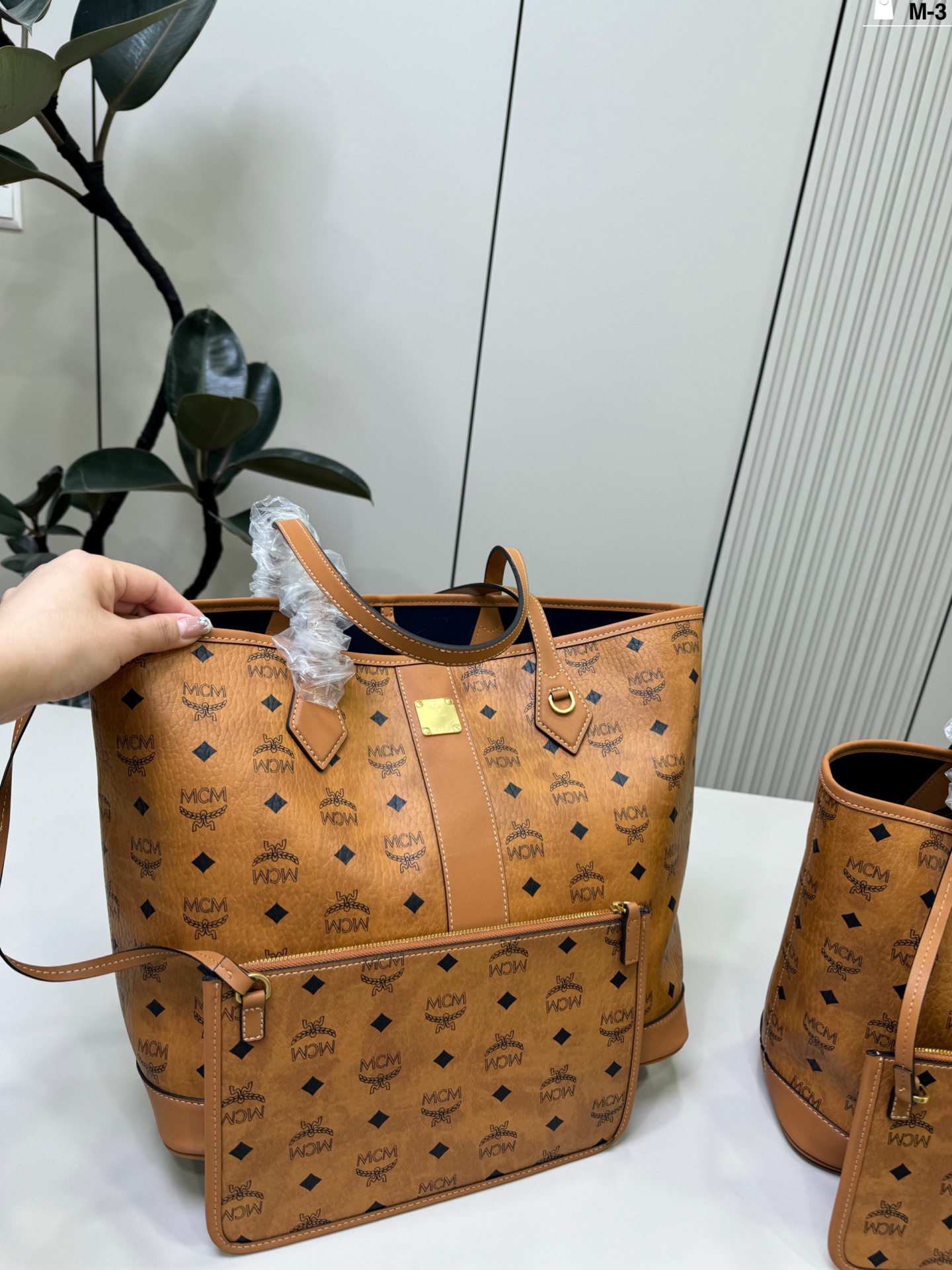 Grande P p170 M-3 dimensiones 34×30/29×25 MCM mini bolso con asa tipo cesta tote. ¡El nuevo estilo cesta de MCM es tan …