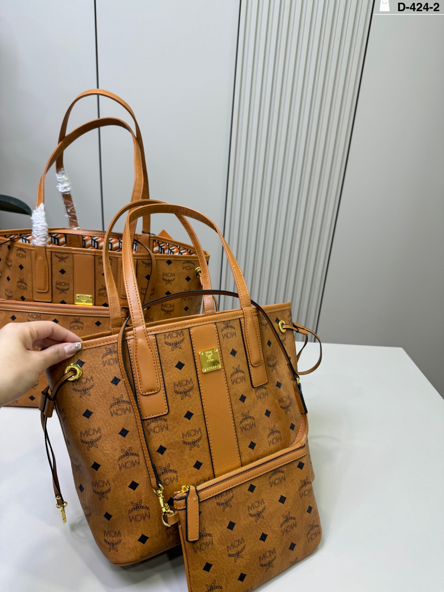 Pequeño Pp160 D-424-2 tamaño 35×28/29×25 caja de avión MCM mini bolso doble cesta tote El nuevo MCM cesta es tan lindo!…