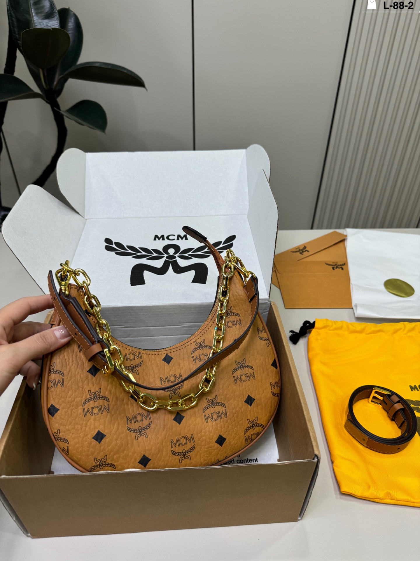 Pp150 L-88-2 tamaño 23×12 caja de avión MCM hobo bolso medialuna Digo que este modelo tiene mucha clase 🥰 de mano, baj…