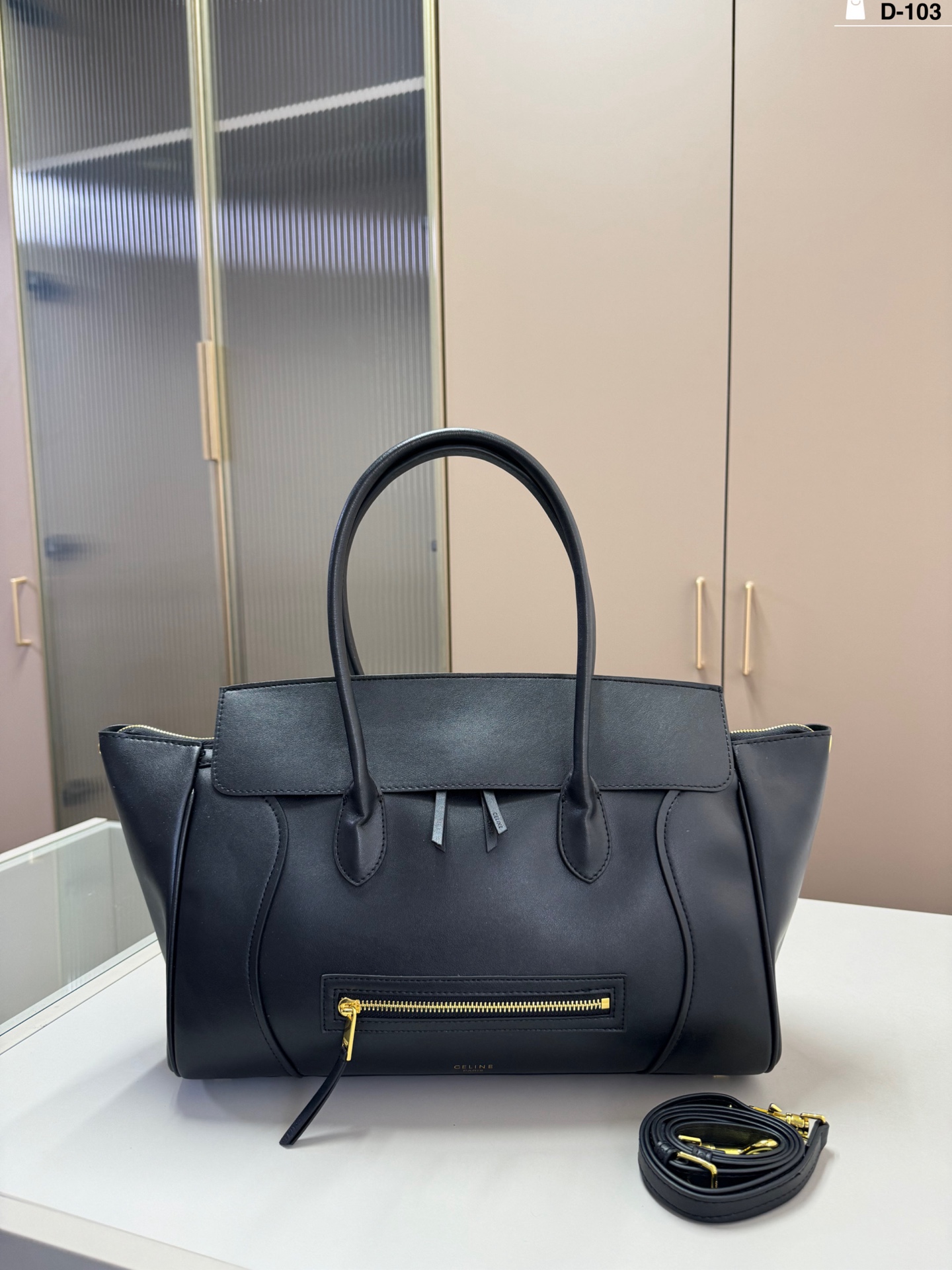 P300 | D-103 Size 36×22 | Celine New Luggage Smiley Bag, It Can Be Carried As A Hand Or Crossbody, And Can Be Worn For Commuting And Leisure. The Interior Space Is Super Spacious, Ipads And Documents Can Be Easily Stored, Making It Practical And Fashionable. The Leather Becomes More Lustrous With Use. Pair It With A Coat And Sweater In Autumn And Winter To Easily Get A French Retro Atmosphere.