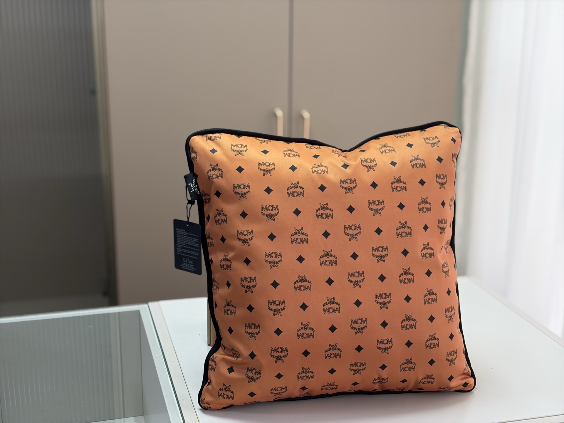 Cojín MCM naranja con estampado Pp105, tamaño 42x42, patrón clásico de monograma + rombos negros, ¡altamente reconocibl…