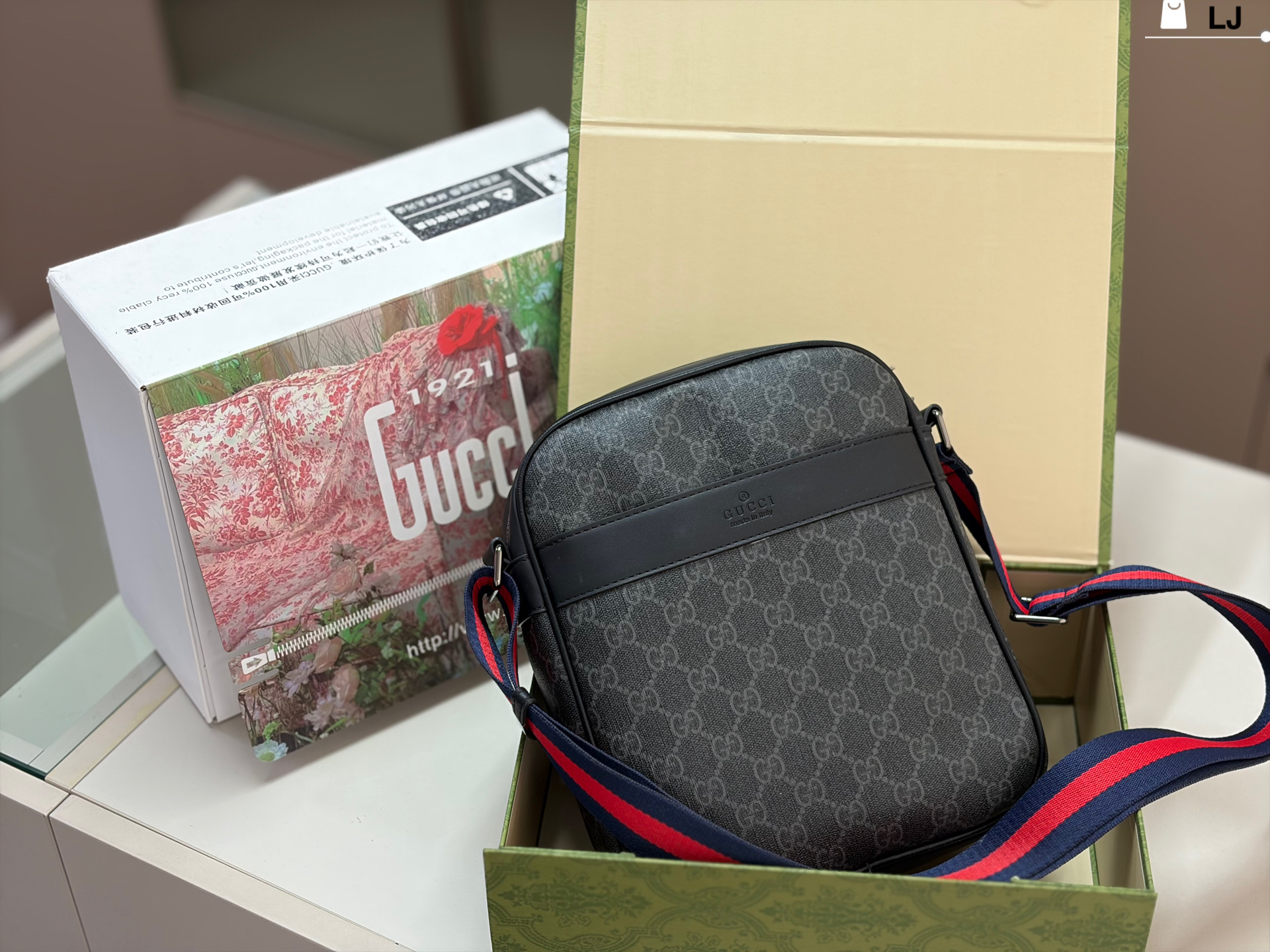 P188 | Lj Size 21x25 | Gucci Gg Supreme Crossbody Bag, Classic Double G Presbyopic Canvas + Black Leather Trim, Red And Blue Webbing Shoulder Strap Is Very Recognizable Moderate Size, Easy To Carry For Commuting And Leisure, Easy To Carry In Mobile Phone Wallet