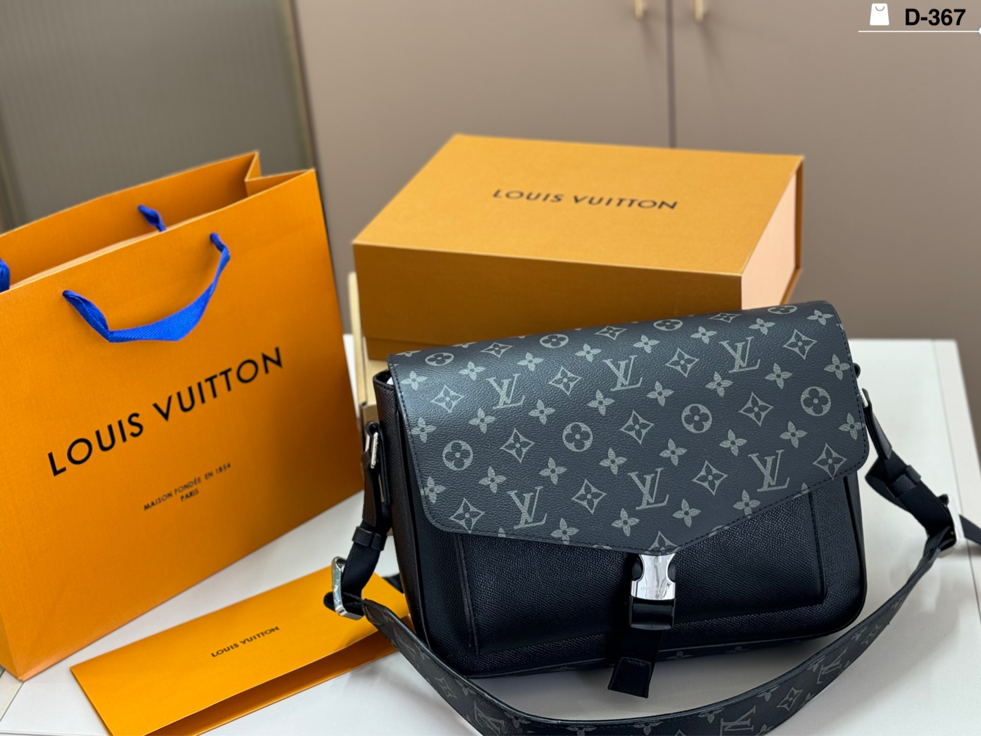 P270 Chip Version | D-367 Size 30x20 Double Box Packaging | Lv Black Pvc Chip Messenger Bag, Classic Monogram Dark Pattern Design, Low-key Yet Recognizable. Pvc Material Is Durable And Easy To Clean, Metal Buckles + Adjustable Shoulder Straps, Practical And Fashionable
