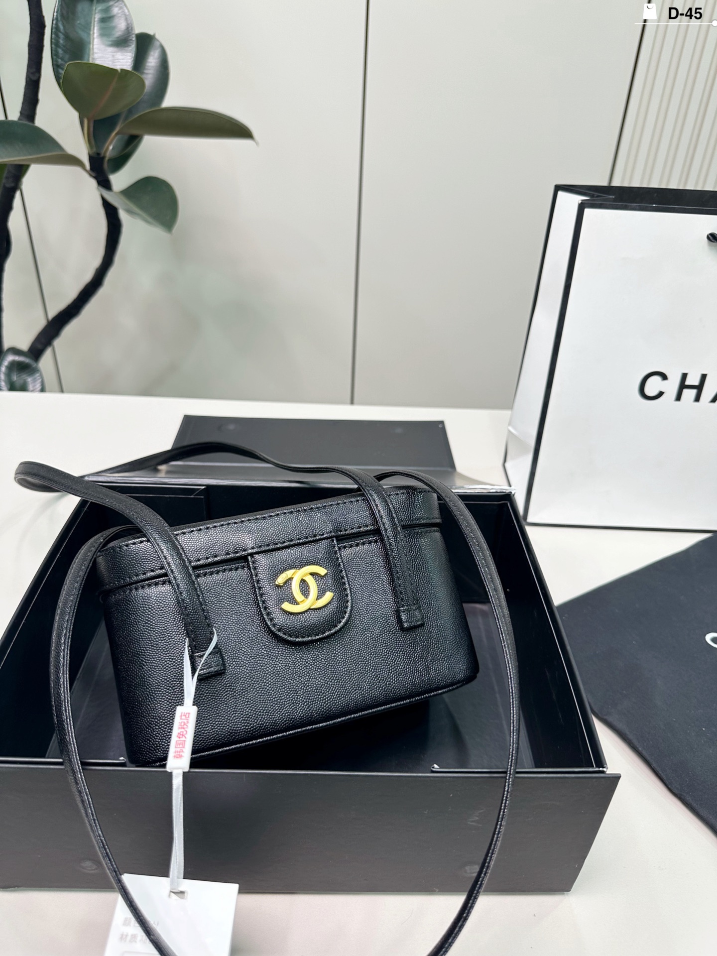 P225 | D-45 Size 20x12 Folding Box | Chanel 26p Black Gold Box Bag, Made Of Pebbled Calfskin, Wear-resistant And High-end. Black And Gold Color + Double C Metal Logo, Minimalist Retro Style, Long Shoulder Strap Design, Suitable For Hand-held Cross-body Wear