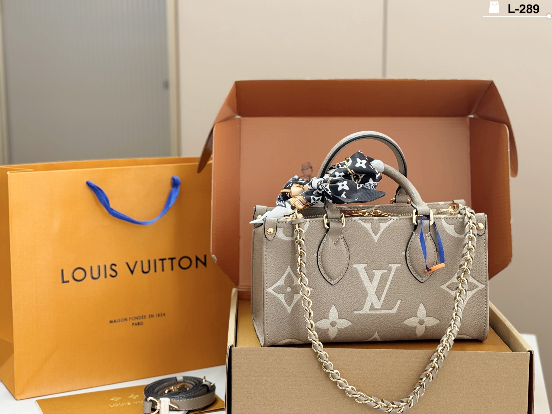 P248 | L-289 Size 25x14 Folding Box | Lv Onthego Elephant Gray Horizontal Handbag, Cowhide + Classic Monogram Presbyopia, Light Gray Color Is Super Gentle, Metal Chain Shoulder Strap Can Be Carried By Hand, On One Shoulder Or Crossbody, Versatile And Practical