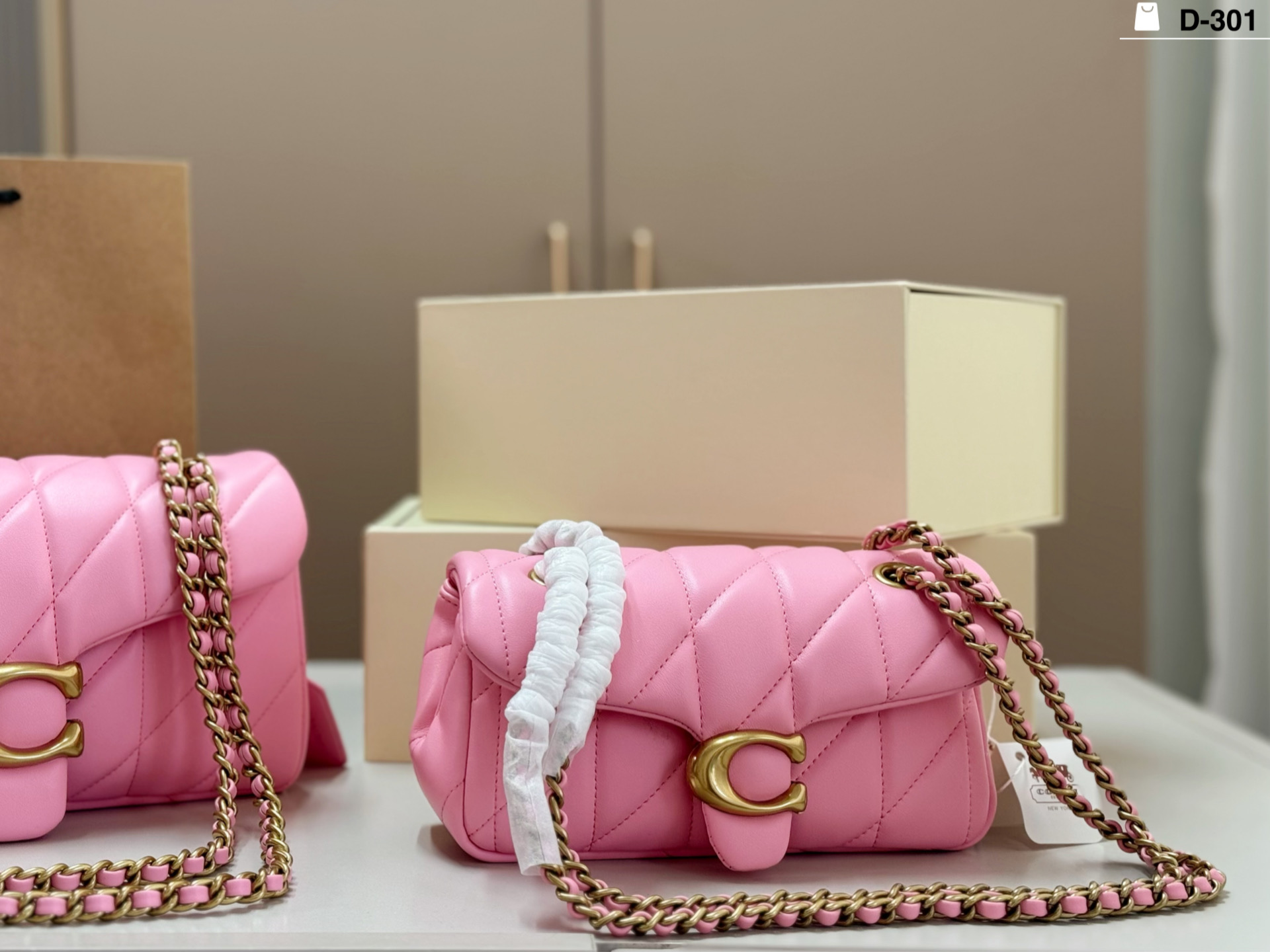 Small P263 | D-301 Size 26x12/20x10 Folding Box | Coach Tabby Pink Sheepskin Chain Bag, Made Of Soft Sheepskin + Diamond Quilting, Metal C-shaped Push Lock Is Very Recognizable, Small And Lightweight, Suitable For Daily Commuting Or Dating. The Pink Chain Shoulder Strap Can Be Worn On One Shoulder Or Across The Body.