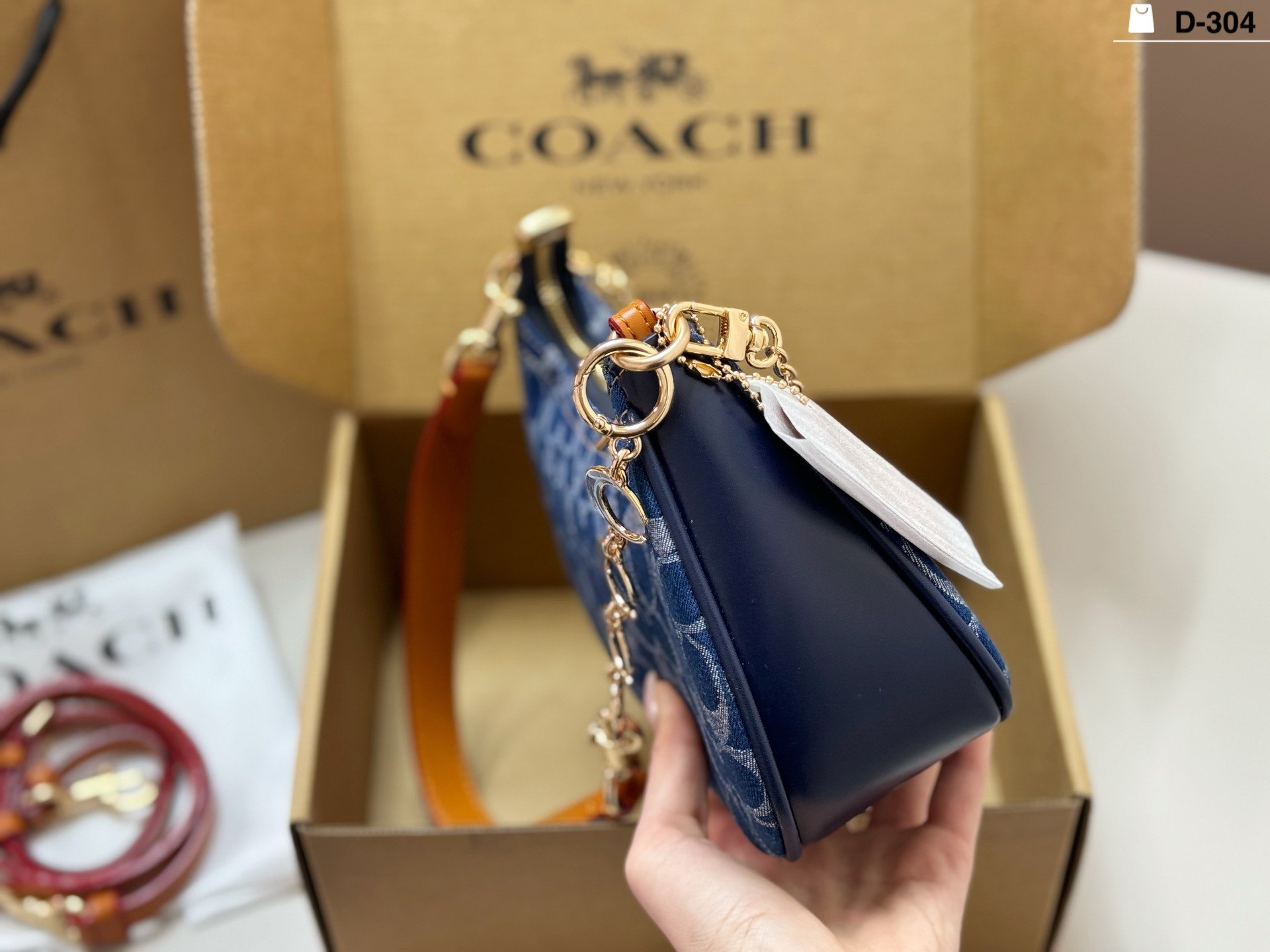 P218 With Pendant | D-304 Size 24x13 Folding Box | Coach Denim Teri Underarm Bag, Champagne Denim Material + Light Brown Leather Edge, Gold Hardware Is Super Textured. Crescent Bag Shape, With Adjustable Shoulder Strap, It Can Be Carried By Hand, Under Armpit Or Cross-body