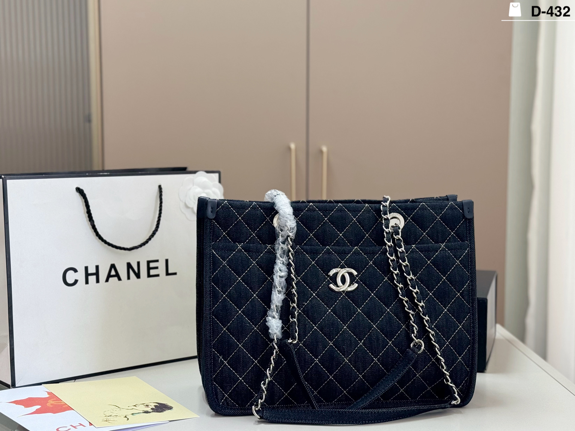 P360 | D-432 Size 34x25 | Chanel Denim Outer Seam Tote Bag, Dark Blue Denim + Classic Rhombus Pattern, Silver Chain & Double C Logo Are Very Recognizable , Can Be Carried On The Hand Or On The Shoulder, Can Be Worn For Commuting And Leisure