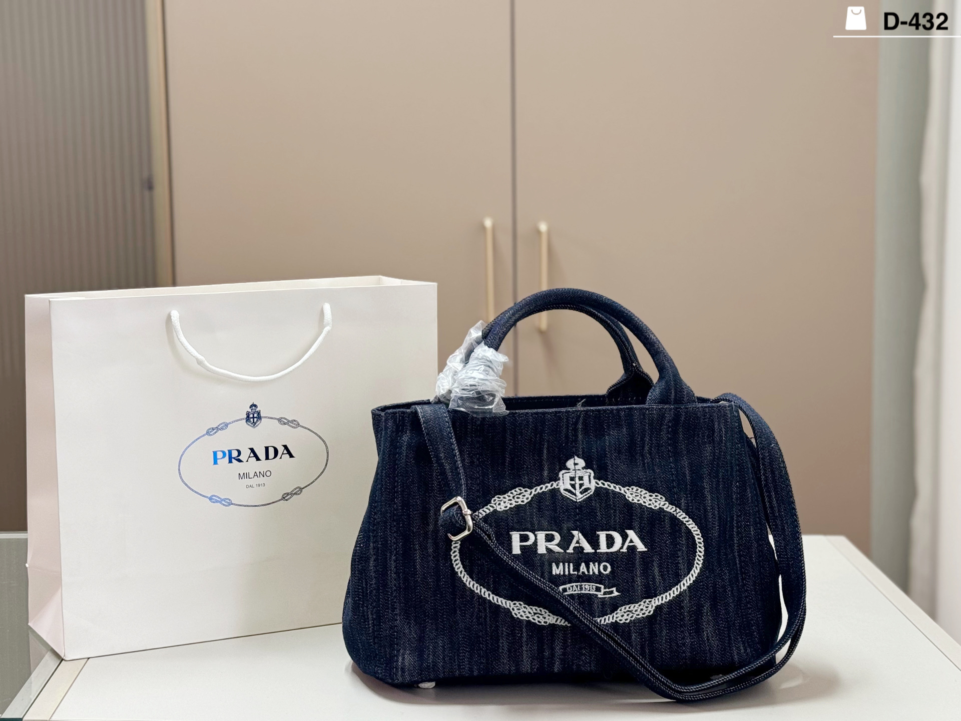 P240 | D-432 Size 30x18 | Prada Black Denim Beach Bag, Wear-resistant Denim + Metal Logo, Simple, Retro And Fashionable, Moderate Capacity, Can Easily Hold Daily Items For Commuting, Traveling, And Vacationing