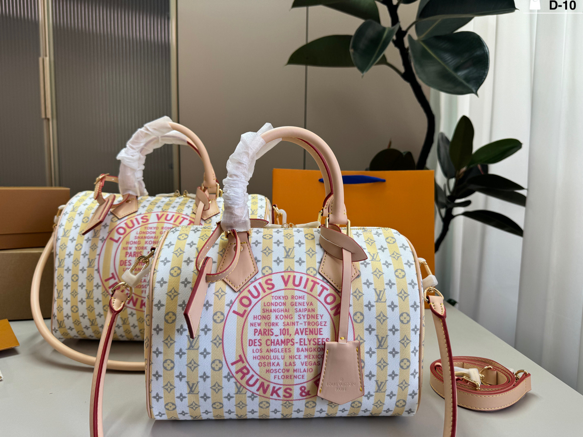 25cmp255 Chip Version | D-10 Size 30×22/25×18 | Who Can Resist A Soft Lv Small Pillow | This Limited-edition Striped Presbyopia Model Really Welds A Girl's Heart To Her Body Creamy Yellow + Milky White Striped Canvas, With Iconic Seal Print, Retro And Cute; Vegetable Tanned Leather Binding + Gold Chain, Sweet But Not Greasy And With A Sense Of Nobility.