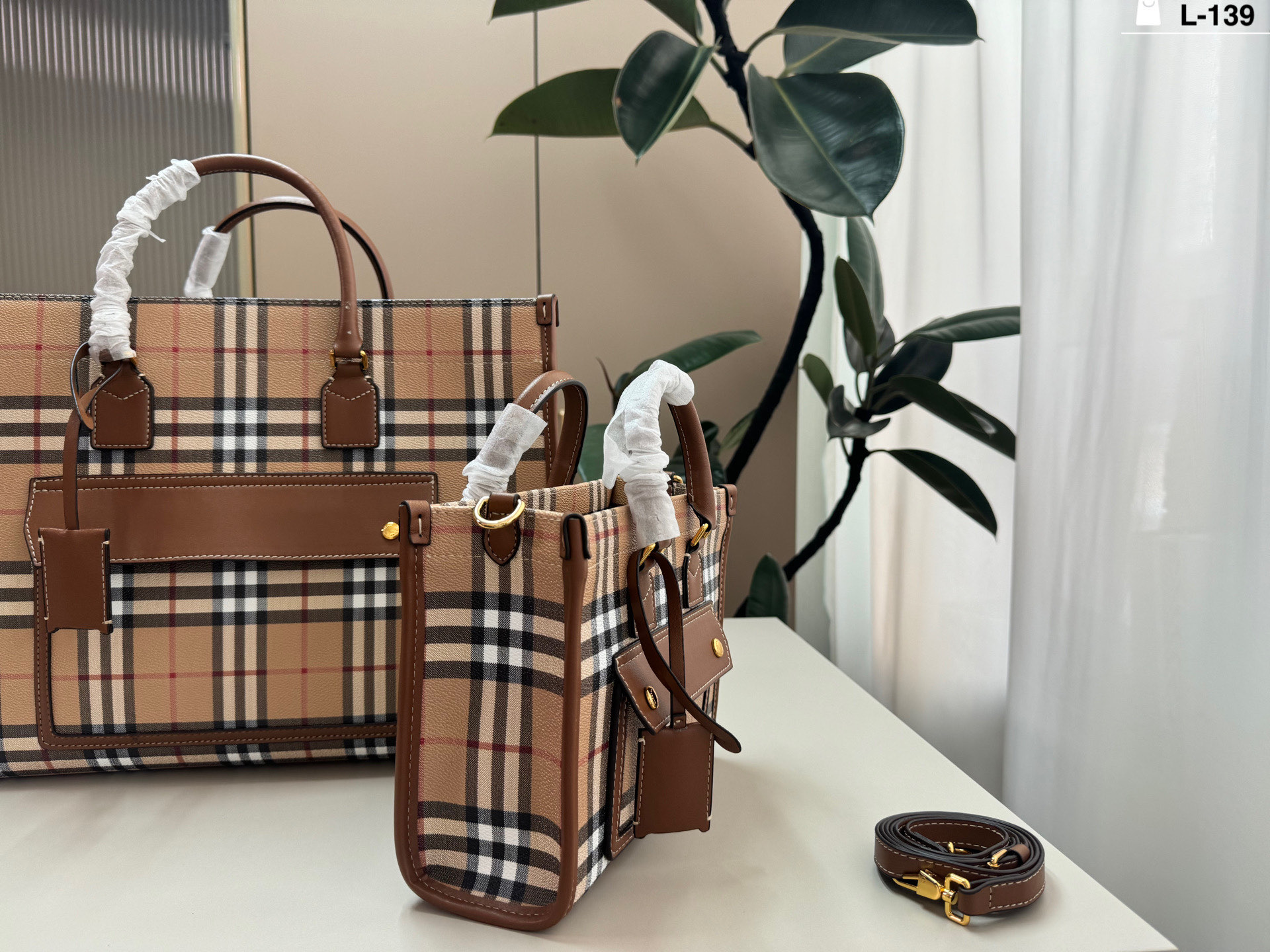 Burberry small everyday
