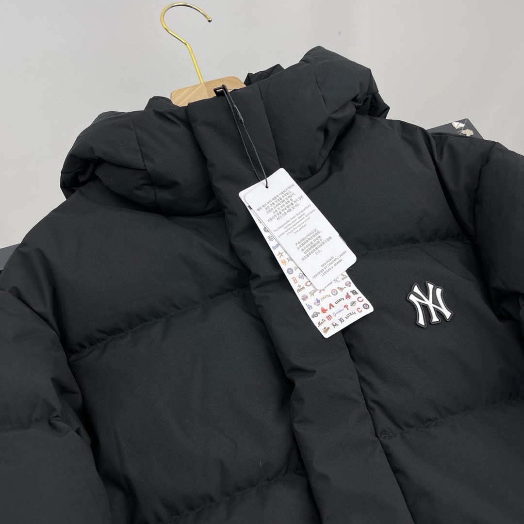 P480 


MLB后背大标压胶长款羽绒服

MLB 纽约洋基队 FW23 纯色加厚连帽Logo印花亮面材质羽绒服

𝗠𝗟𝗕｜纽约洋基队 大标刺绣LOGO长款加厚羽绒服
‼️可主推【实体档口批发客，团购代购，团队工作室，网红供货，可联系在线客服私聊！】
MLB是韩国F&F旗下潮流服装品牌，拥有150年历史的经典传统，是街头文化和国际生活方式的领导者。MLB 拥有包括男装、女装、童装、配饰 在内的全品类服饰，提供覆盖各性别、各年龄层、From HeadtoToe的穿搭装备。其产品结合了韩国的时尚造型与质感，展现了运动服饰也可以兼具时尚潮流的风格。在产品设计上，MLB不仅融合了美国职业棒球大联盟的各当家球队，更结合了棒球运动中的各个元素。

1️⃣定染定制防水尼龙面料，增加耐磨程度，还有防水功能。遇到突发雨雪天气，也不用担心会淋湿包内物品，大大的一件超有安全感~ 这种穿着就是放心，可以随便折腾；

2️⃣ 选择国际认证的优质羽绒，大克重高蓬松度的羽绒填充，80%鸭绒+20%鸭毛的羽绒比例，洁净、环保。朵绒柔软细腻，轻盈 羽毛梗很少。保暖出众并且设有防钻绒内衬 严密包裹羽绒，有效防止钻绒跑毛；

3️⃣ 胸前独有的刺绣技法呈现经典LOGO；胸前logo，足够重工刺绣是需要单独定制，然后一个一个刺绣在衣服上，非常厚实，360度都有立体饱满的感觉；

喜欢韩风的宝子们 千万不要错过它～而且巨巨巨好搭 轻松穿过韩剧休闲风，长款设计 一整件就像裹被子一样暖和 ，从头暖到脚 完全不会透风～
颜色：黑色 白色 以太蓝

XS胸围110 衣长110 肩宽55 ，袖长60
S胸围112，衣长111，肩宽56，袖长62
M胸围116，衣长113，肩宽57，袖长63
L胸围120，衣长115，肩宽58，袖长64
XL胸围124，衣长116，肩宽59袖长65
XXL胸围126衣长120 肩宽60 袖长66