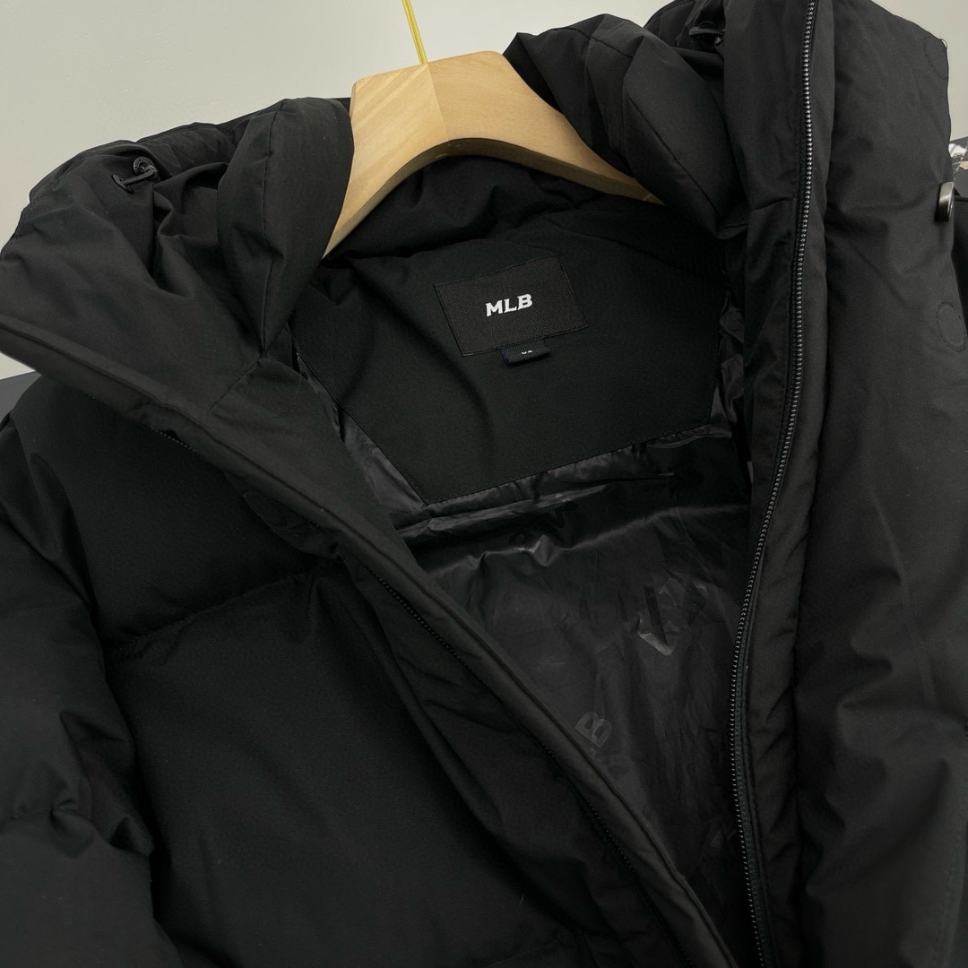 P480 


MLB后背大标压胶长款羽绒服

MLB 纽约洋基队 FW23 纯色加厚连帽Logo印花亮面材质羽绒服

𝗠𝗟𝗕｜纽约洋基队 大标刺绣LOGO长款加厚羽绒服
‼️可主推【实体档口批发客，团购代购，团队工作室，网红供货，可联系在线客服私聊！】
MLB是韩国F&F旗下潮流服装品牌，拥有150年历史的经典传统，是街头文化和国际生活方式的领导者。MLB 拥有包括男装、女装、童装、配饰 在内的全品类服饰，提供覆盖各性别、各年龄层、From HeadtoToe的穿搭装备。其产品结合了韩国的时尚造型与质感，展现了运动服饰也可以兼具时尚潮流的风格。在产品设计上，MLB不仅融合了美国职业棒球大联盟的各当家球队，更结合了棒球运动中的各个元素。

1️⃣定染定制防水尼龙面料，增加耐磨程度，还有防水功能。遇到突发雨雪天气，也不用担心会淋湿包内物品，大大的一件超有安全感~ 这种穿着就是放心，可以随便折腾；

2️⃣ 选择国际认证的优质羽绒，大克重高蓬松度的羽绒填充，80%鸭绒+20%鸭毛的羽绒比例，洁净、环保。朵绒柔软细腻，轻盈 羽毛梗很少。保暖出众并且设有防钻绒内衬 严密包裹羽绒，有效防止钻绒跑毛；

3️⃣ 胸前独有的刺绣技法呈现经典LOGO；胸前logo，足够重工刺绣是需要单独定制，然后一个一个刺绣在衣服上，非常厚实，360度都有立体饱满的感觉；

喜欢韩风的宝子们 千万不要错过它～而且巨巨巨好搭 轻松穿过韩剧休闲风，长款设计 一整件就像裹被子一样暖和 ，从头暖到脚 完全不会透风～
颜色：黑色 白色 以太蓝

XS胸围110 衣长110 肩宽55 ，袖长60
S胸围112，衣长111，肩宽56，袖长62
M胸围116，衣长113，肩宽57，袖长63
L胸围120，衣长115，肩宽58，袖长64
XL胸围124，衣长116，肩宽59袖长65
XXL胸围126衣长120 肩宽60 袖长66