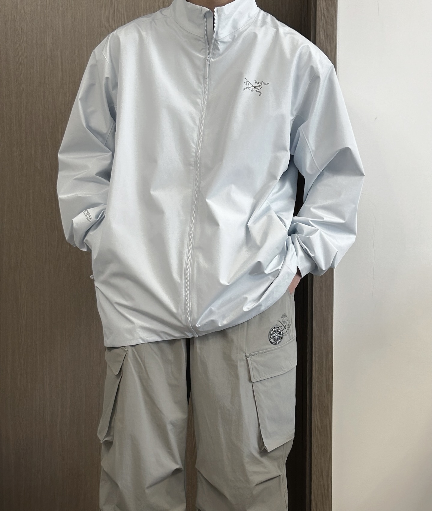 P340

索拉诺Solano城市通勤立领夹克外套【防水防晒两用】

ARCTERYX始祖鸟Solano系列纯色logo徽标防风软壳休闲夹克外套

用途：都市生活，旅行/通勤 城市通勤之王【可调节下摆抽绳】
两个拉链口袋，内侧拉链胸袋

裁切 ：标准款式
面料：大身里料：聚酯纤维针织汗布；
颜色：黑色，破晓蓝

Size：s-xxl



ARC'TERYX 始祖鸟 Solano Hoody 男士防风软壳夹克是一款兼具功能性与时尚感的多用途外套。它不仅能在寒冷多变的天气中提供可靠的保护，还能轻松融入都市通勤、短途旅行或轻度户外活动的日常穿搭。无论是应对清晨的微风，还是突如其来的小雨，这款夹克都能成为你的得力助手。建议在5°C至15°C的温度范围内穿着，既保暖又不会显得过于厚重。 始祖鸟（ARC'TERYX）作为户外服饰领域的顶级品牌，以其卓越的设计和高性能著称。品牌起源于加拿大，专注于为户外探险者提供高品质装备，同时也逐渐成为都市机能风的代表。Solano Hoody延续了始祖鸟一贯的高标准，采用了品牌自研的高性能面料，兼顾防风、防泼水和透气性，定位于追求品质与功能性的都市人群。它不仅是一件夹克，更是一种生活方式的体现。 这款夹克在性能上表现出色，采用20D锦纶面料，既轻便又耐磨，适合日常通勤和轻度户外使用。面料具备优异的防风性能，能够有效阻挡寒风侵袭，同时表面经过防泼水处理，小雨天气也能轻松应对。内里选用柔软透气的材料，长时间穿着也不会感到闷热。修身剪裁的设计不仅提升了穿着舒适度，还展现了都市时尚感。功能性细节如可调节下摆和袖口、隐藏式口袋设计，以及可调节连帽，都为实际使用增添了便利性和实用性。 Solano Hoody的特别之处在于它的多场景适用性和高性价比。无论是通勤路上的寒风，还是周末短途旅行中的多变天气，这款夹克都能提供可靠的保护和舒适的穿着体验。多种颜色选择满足不同风格需求，从经典黑到幽雾绿，每一款都能轻松搭配你的日常穿搭。如果你正在寻找一件既能应对天气变化，又能兼顾时尚感的外套，Solano Hoody无疑是一个值得入手的选择。