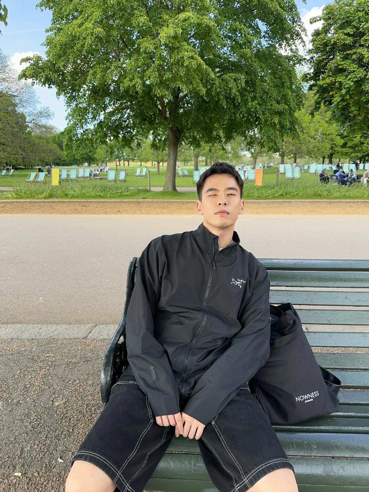 P340
索拉诺Solano城市通勤立领夹克外套【防水防晒两用】
ARCTERYX始祖鸟Solano系列纯色logo徽标防风软壳休闲夹克外套
用途:都市生活,旅行/通勤 城市通勤之王【可调节下摆抽绳】
两个拉链口袋,内侧拉链胸袋
裁切 :标准款式
面料:大身里料:聚酯纤维针织汗布;
颜色:黑色,破晓蓝
Size:s-xxl
ARC'TERYX 始祖鸟 Solano Hoody 男士防风软壳夹克是一款兼具功能性与时尚感的多用途外套。它不仅能在寒冷多变的天气中提供可靠的保护,还能轻松融入都市通勤、短途旅行或轻度户外活动的日常穿搭。无论是应对清晨的微风,还是突如其来的小雨,这款夹克都能成为你的得力助手。建议在5°C至15°C的温度范围内穿着,既保暖又不会显得过于厚重。 始祖鸟(ARC'TERYX)作为户外服饰领域的顶级品牌,以其卓越的设计和高性能著称。品牌起源于加拿大,专注于为户外探险者提供高品质装备,同时也逐渐成为都市机能风的代表。Solano Hoody延续了始祖鸟一贯的高标准,采用了品牌自研的高性能面料,兼顾防风、防泼水和透气性,定位于追求品质与功能性的都市人群。它不仅是一件夹克,更是一种生活方式的体现。 这款夹克在性能上表现出色,采用20D锦纶面料,既轻便又耐磨,适合日常通勤和轻度户外使用。面料具备优异的防风性能,能够有效阻挡寒风侵袭,同时表面经过防泼水处理,小雨天气也能轻松应对。内里选用柔软透气的材料,长时间穿着也不会感到闷热。修身剪裁的设计不仅提升了穿着舒适度,还展现了都市时尚感。功能性细节如可调节下摆和袖口、隐藏式口袋设计,以及可调节连帽,都为实际使用增添了便利性和实用性。 Solano Hoody的特别之处在于它的多场景适用性和高性价比。无论是通勤路上的寒风,还是周末短途旅行中的多变天气,这款夹克都能提供可靠的保护和舒适的穿着体验。多种颜色选择满足不同风格需求,从经典黑到幽雾绿,每一款都能轻松搭配你的日常穿搭。如果你正在寻找一件既能应对天气变化,又能兼顾时尚感的外套,Solano Hoody无疑是一个值得入手的选择。