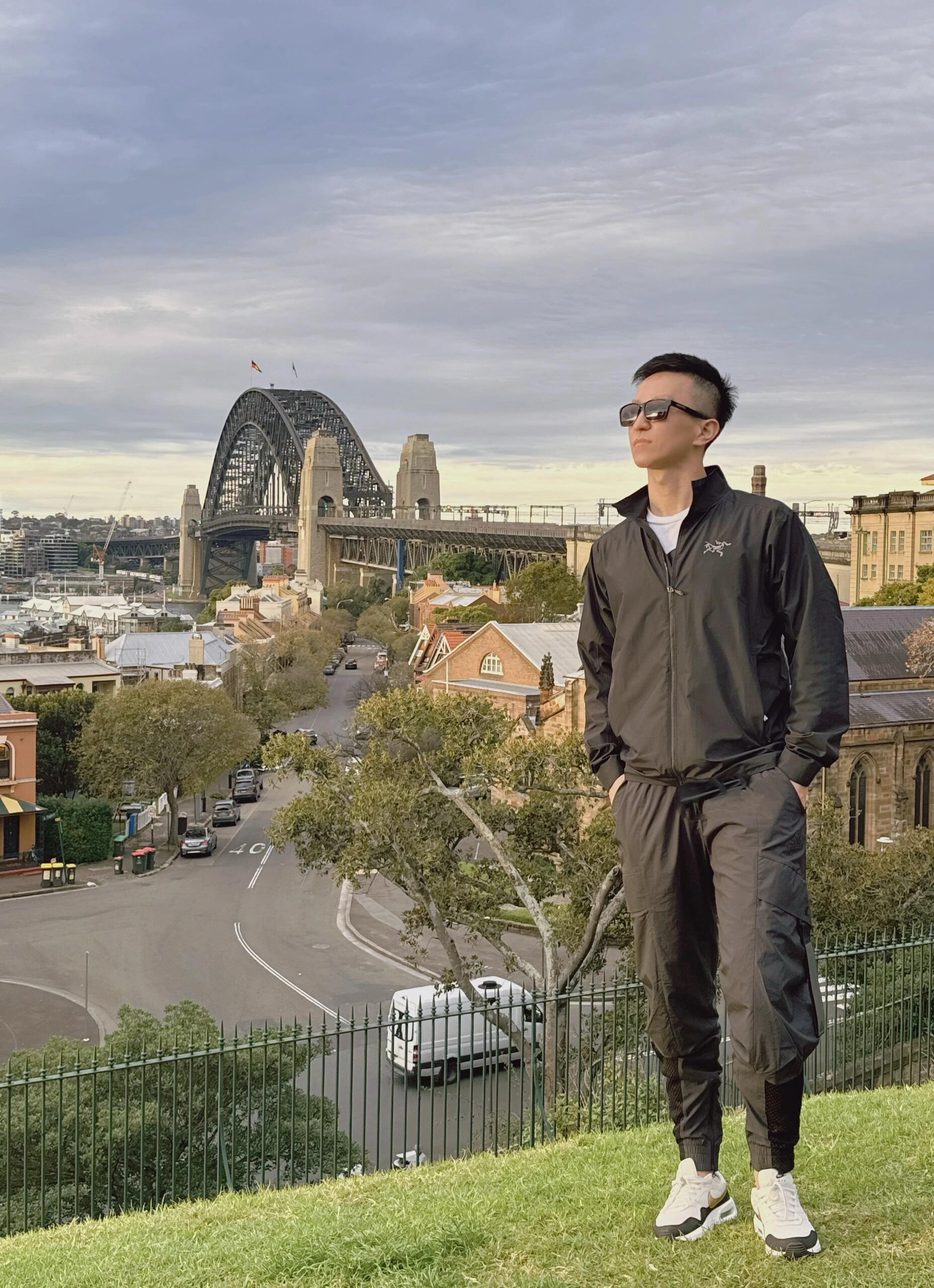 P340


索拉诺Solano城市通勤立领夹克外套【防水防晒两用】

ARCTERYX始祖鸟Solano系列纯色logo徽标防风软壳休闲夹克外套

用途：都市生活，旅行/通勤 城市通勤之王【可调节下摆抽绳】
两个拉链口袋，内侧拉链胸袋

裁切 ：标准款式
面料：大身里料：聚酯纤维针织汗布；
颜色：黑色，破晓蓝

Size：s-xxl



ARC'TERYX 始祖鸟 Solano Hoody 男士防风软壳夹克是一款兼具功能性与时尚感的多用途外套。它不仅能在寒冷多变的天气中提供可靠的保护，还能轻松融入都市通勤、短途旅行或轻度户外活动的日常穿搭。无论是应对清晨的微风，还是突如其来的小雨，这款夹克都能成为你的得力助手。建议在5°C至15°C的温度范围内穿着，既保暖又不会显得过于厚重。 始祖鸟（ARC'TERYX）作为户外服饰领域的顶级品牌，以其卓越的设计和高性能著称。品牌起源于加拿大，专注于为户外探险者提供高品质装备，同时也逐渐成为都市机能风的代表。Solano Hoody延续了始祖鸟一贯的高标准，采用了品牌自研的高性能面料，兼顾防风、防泼水和透气性，定位于追求品质与功能性的都市人群。它不仅是一件夹克，更是一种生活方式的体现。 这款夹克在性能上表现出色，采用20D锦纶面料，既轻便又耐磨，适合日常通勤和轻度户外使用。面料具备优异的防风性能，能够有效阻挡寒风侵袭，同时表面经过防泼水处理，小雨天气也能轻松应对。内里选用柔软透气的材料，长时间穿着也不会感到闷热。修身剪裁的设计不仅提升了穿着舒适度，还展现了都市时尚感。功能性细节如可调节下摆和袖口、隐藏式口袋设计，以及可调节连帽，都为实际使用增添了便利性和实用性。 Solano Hoody的特别之处在于它的多场景适用性和高性价比。无论是通勤路上的寒风，还是周末短途旅行中的多变天气，这款夹克都能提供可靠的保护和舒适的穿着体验。多种颜色选择满足不同风格需求，从经典黑到幽雾绿，每一款都能轻松搭配你的日常穿搭。如果你正在寻找一件既能应对天气变化，又能兼顾时尚感的外套，Solano Hoody无疑是一个值得入手的选择。