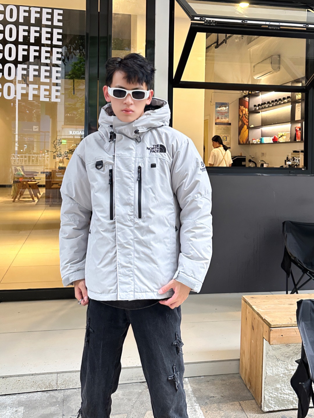 正品级 喜马拉雅极地【一体不可拆卸】
黑-灰白色 全新出货
𝗧𝗛𝗘 𝗡𝗢𝗥𝗧𝗛 𝗙𝗔𝗖𝗘/北面 23SS SUMMIT SERIES喜马拉雅羽绒服
喜马拉雅羽绒服巅峰系列2022Fw北面喜马拉雅巅峰系列最新版本羽绒服,发售即售罄,各大潮咖上身必备款!
GORE-TEX提花暗格面料, WINDWALL防风保暖,蓬松度为800+,高领防风,腰部保暖贴扣,巅峰系列只为零下设计!如果说你想要一件羽绒服中最顶级得那种毫无疑问就是它了,北面户外产品线最顶端的产品,中国南极科考队御用装备,七大峰SEVEN SUMMITS,顶级喜马拉雅系列高寒羽绒服,真正的不惧严寒,保暖利器,这次最新版本的喜马拉雅系列在注重保暖度的同时,也注入了街头的元素,让时尚与保暖真正意义上的相结合。两套独立贴标的使用给予你不同风格的穿搭,全身YKK拉锁搭配GORE-TEX的面料使用,也是北面正确版本的指标之了。面包一样的厚度,面料质感价值感, 经典标识性的黄黑拼接解构设计,细节到位,重工重磅极品,原厂OEM代工,面料辅料均为原厂提供,严格来说,它就是正品!三标齐配
颜色:黑色、白色
尺码:𝗦-𝗠-𝗟-𝗫𝗟-𝗫𝗫𝗟