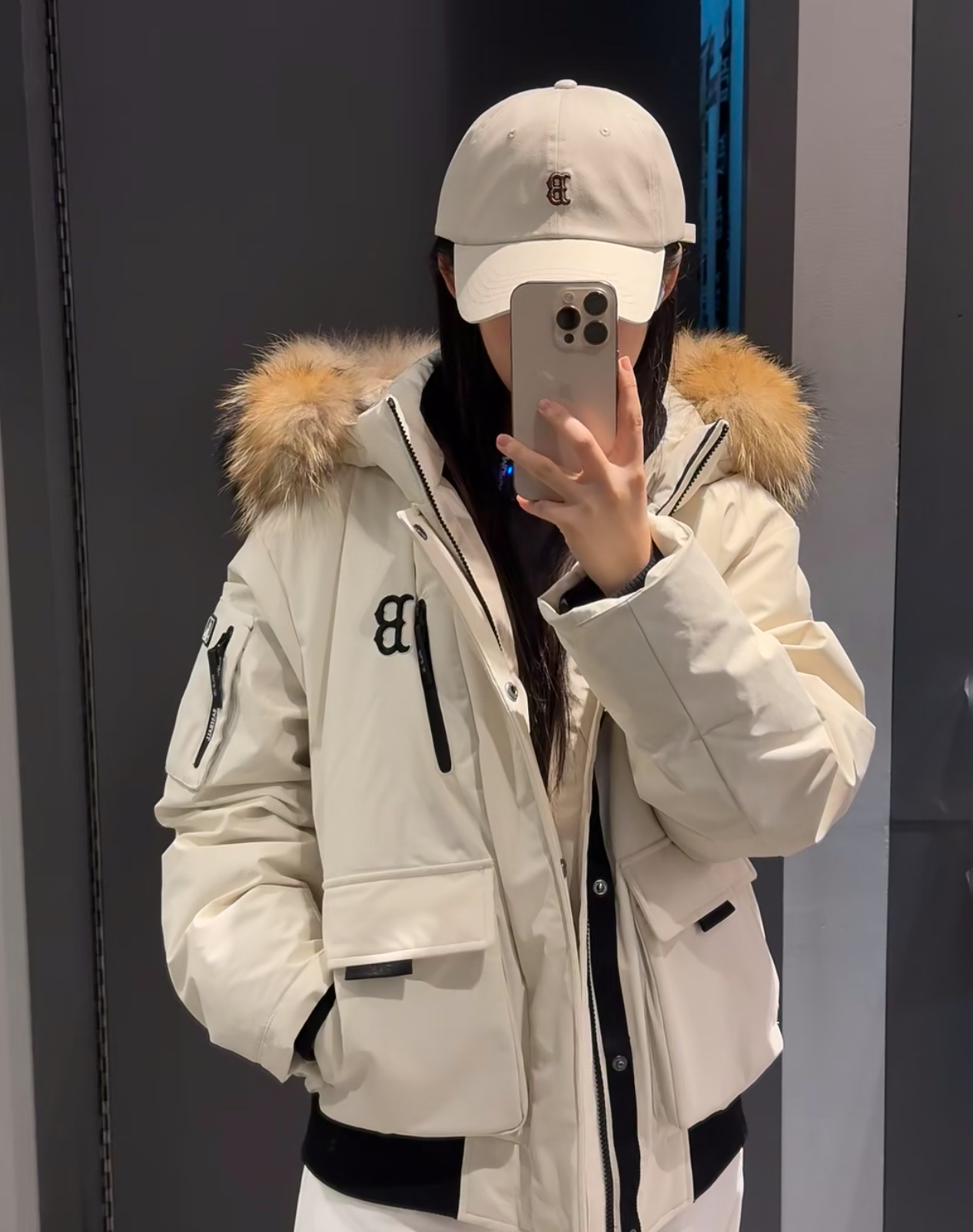 MLB短款飞行员夹克 2025新发售男女秋冬款鹅绒保暖貉子毛领派克服连帽厚外套😍 MLB3代波士顿红袜队 FW24 波士顿红袜队 时尚毛领加厚保暖鹅绒工装短款羽绒服 男女同款 深奶油色 高品质羽绒服 抵御今年这个冷冬神器 男女同款 超大貉子毛领 光一根毛领就要一百多 今年大火的MLB 夹克貉子毛领飞行夹克羽绒服! 90鸭绒填充!保暖巨牛!X猫4000+ 销量1000+貉子毛领,连帽设计帽子,毛领均可脱卸! 多个口袋!手臂工装风拉链口袋!胸口大口袋,2枚翻盖口袋还可从两侧当插袋使用,能装且方便实用! 90鸭绒填充,最小码充绒200+,蓬松有型!炒鸡保暖!一件过冬!胸口刺绣字母标点缀!复杂的做工加上高级鸭绒的填充🐮以及顶级原版五金工艺,高强度机床冲压,保证原版一致.更严谨的细节对标只为更好地展示最好的产品💪 颜色:黑 白 灰 藏蓝 【独家4色现货】