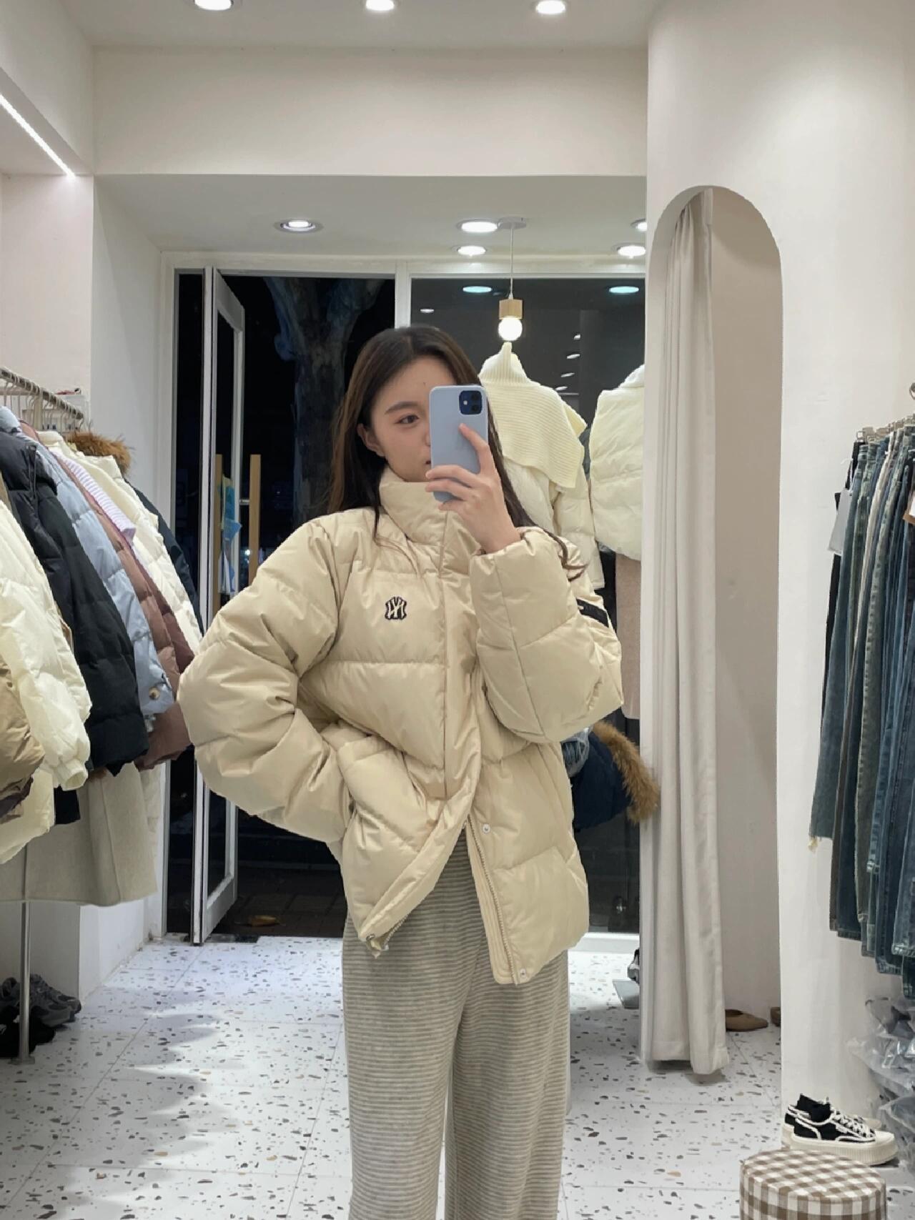 正品级 MLB洋基队短款羽绒服
MLB 基础徽标系列 纽约洋基队 徽标Logo短款外套羽绒服
经典出韩国款,保暖性好,不挑身材,
胸前独有的刺绣技法呈现经典LOGO;胸前logo,足够重工刺绣是客供的,需要单独定制,然后一个一个刺绣在衣服上,非常厚实。360度都有立体饱满的感觉!!
选择国际认证的优质羽绒,大克重高蓬松度的羽绒填充,国际达标鸭绒 、洁净、环保。朵绒柔软细腻,轻盈 羽毛梗很少。保暖出众
并且设有防钻绒内衬 严密包裹羽绒,有效防止钻绒跑绒
颜色:黑色 白色 卡其 雾霾蓝
尺码:XS-XXL