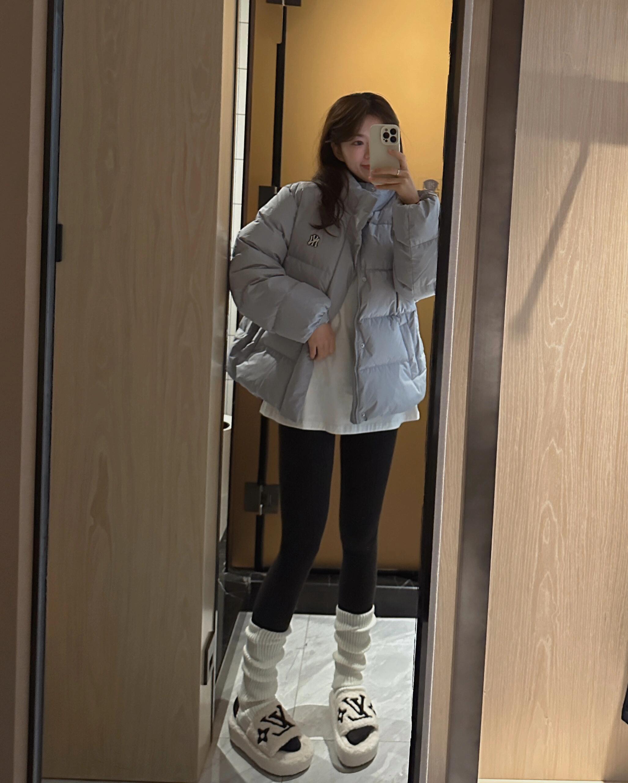 正品级MLB洋基队短款羽绒服
MLB 基础徽标系列 纽约洋基队 徽标Logo短款外套羽绒服
经典出韩国款,保暖性好,不挑身材,
胸前独有的刺绣技法呈现经典LOGO;胸前logo,足够重工刺绣是客供的,需要单独定制,然后一个一个刺绣在衣服上,非常厚实。360度都有立体饱满的感觉!!
选择国际认证的优质羽绒,大克重高蓬松度的羽绒填充,国际达标鸭绒 、洁净、环保。朵绒柔软细腻,轻盈 羽毛梗很少。保暖出众
并且设有防钻绒内衬 严密包裹羽绒,有效防止钻绒跑绒
颜色:黑色 白色 卡其 雾霾蓝
尺码:XS-XXL