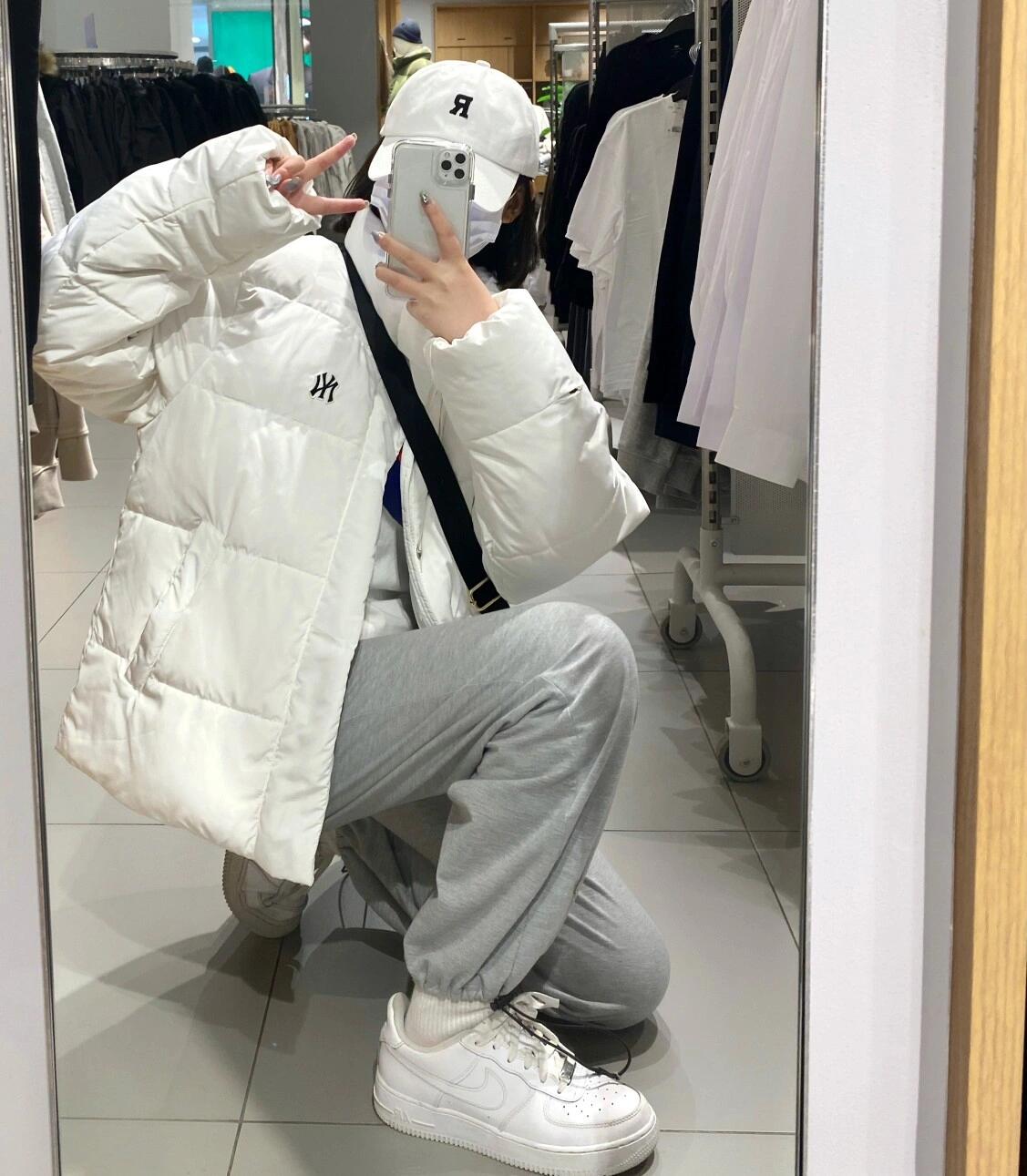 正品级MLB洋基队短款羽绒服
MLB 基础徽标系列 纽约洋基队 徽标Logo短款外套羽绒服
经典出韩国款,保暖性好,不挑身材,
胸前独有的刺绣技法呈现经典LOGO;胸前logo,足够重工刺绣是客供的,需要单独定制,然后一个一个刺绣在衣服上,非常厚实。360度都有立体饱满的感觉!!
选择国际认证的优质羽绒,大克重高蓬松度的羽绒填充,国际达标鸭绒 、洁净、环保。朵绒柔软细腻,轻盈 羽毛梗很少。保暖出众
并且设有防钻绒内衬 严密包裹羽绒,有效防止钻绒跑绒
颜色:黑色 白色 卡其 雾霾蓝
尺码:XS-XXL