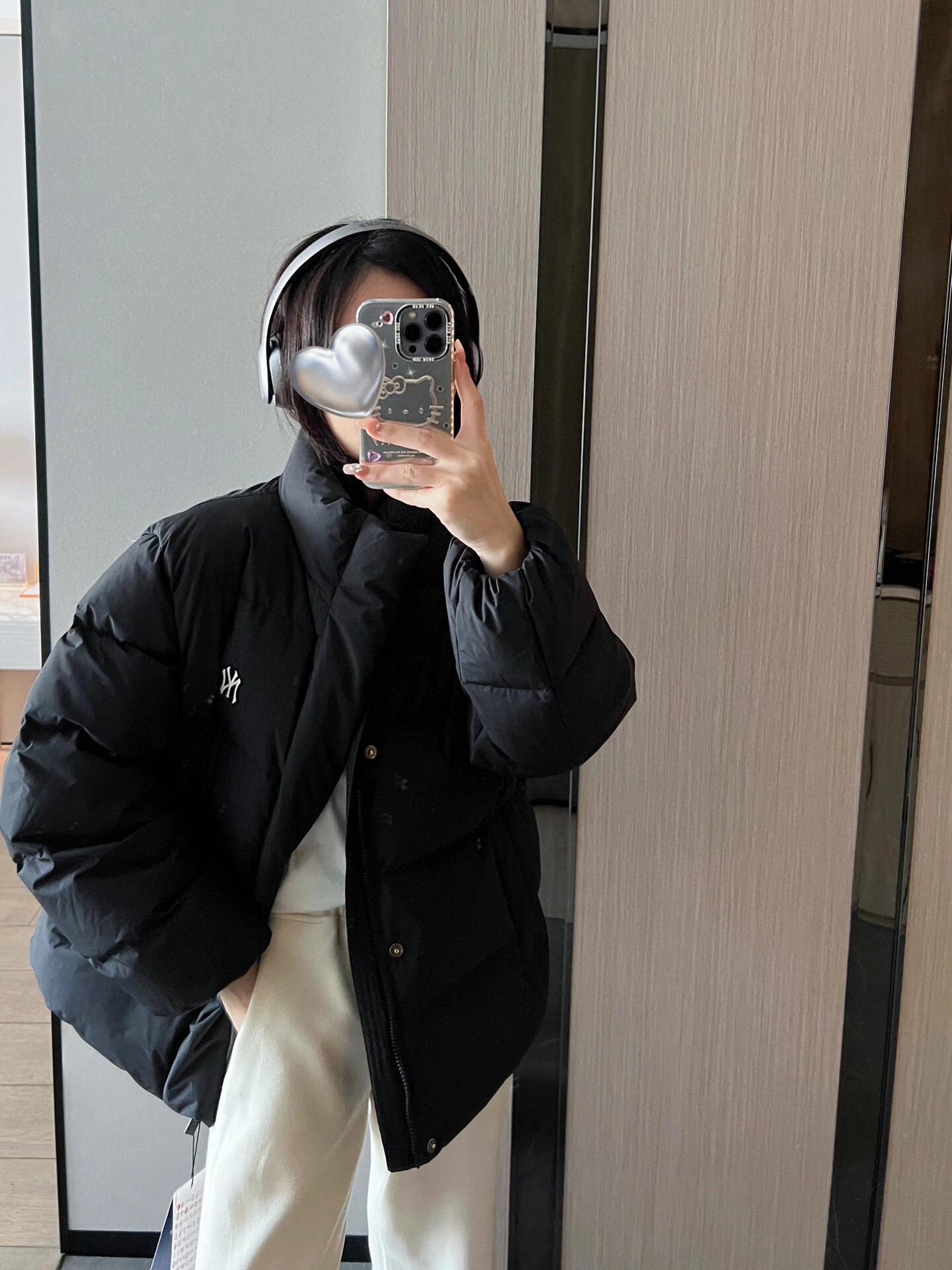 正品级 MLB洋基队短款羽绒服
MLB 基础徽标系列 纽约洋基队 徽标Logo短款外套羽绒服
经典出韩国款,保暖性好,不挑身材,
胸前独有的刺绣技法呈现经典LOGO;胸前logo,足够重工刺绣是客供的,需要单独定制,然后一个一个刺绣在衣服上,非常厚实。360度都有立体饱满的感觉!!
选择国际认证的优质羽绒,大克重高蓬松度的羽绒填充,国际达标鸭绒 、洁净、环保。朵绒柔软细腻,轻盈 羽毛梗很少。保暖出众
并且设有防钻绒内衬 严密包裹羽绒,有效防止钻绒跑绒
颜色:黑色 白色 卡其 雾霾蓝
尺码:XS-XXL