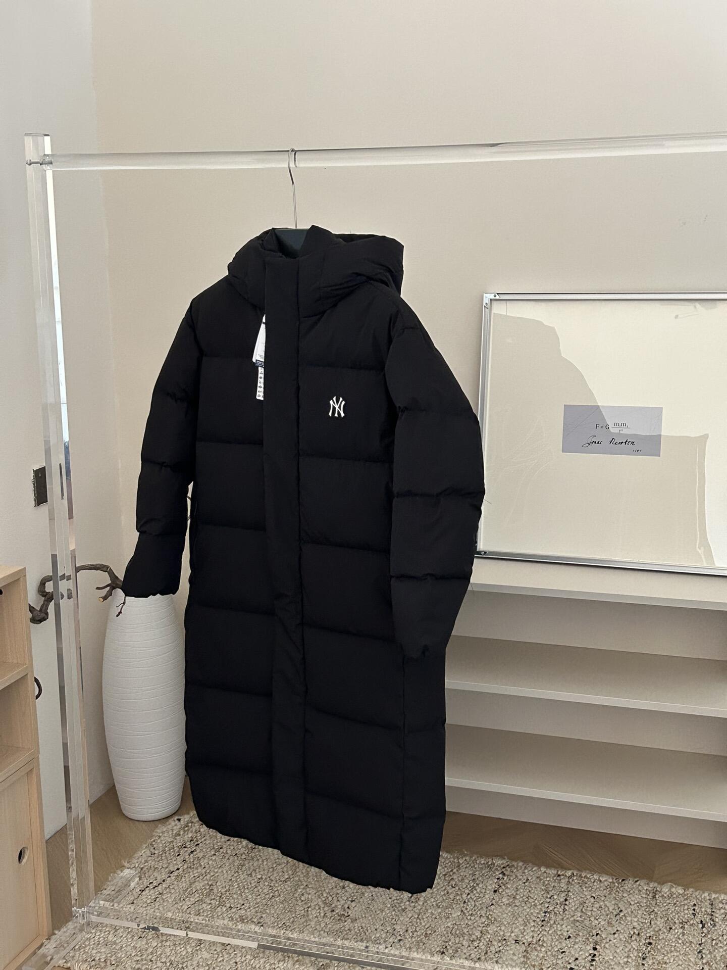 P480 


MLB后背大标压胶长款羽绒服

MLB 纽约洋基队 FW23 纯色加厚连帽Logo印花亮面材质羽绒服

𝗠𝗟𝗕｜纽约洋基队 大标刺绣LOGO长款加厚羽绒服
‼️可主推【实体档口批发客，团购代购，团队工作室，网红供货，可联系在线客服私聊！】
MLB是韩国F&F旗下潮流服装品牌，拥有150年历史的经典传统，是街头文化和国际生活方式的领导者。MLB 拥有包括男装、女装、童装、配饰 在内的全品类服饰，提供覆盖各性别、各年龄层、From HeadtoToe的穿搭装备。其产品结合了韩国的时尚造型与质感，展现了运动服饰也可以兼具时尚潮流的风格。在产品设计上，MLB不仅融合了美国职业棒球大联盟的各当家球队，更结合了棒球运动中的各个元素。

1️⃣定染定制防水尼龙面料，增加耐磨程度，还有防水功能。遇到突发雨雪天气，也不用担心会淋湿包内物品，大大的一件超有安全感~ 这种穿着就是放心，可以随便折腾；

2️⃣ 选择国际认证的优质羽绒，大克重高蓬松度的羽绒填充，80%鸭绒+20%鸭毛的羽绒比例，洁净、环保。朵绒柔软细腻，轻盈 羽毛梗很少。保暖出众并且设有防钻绒内衬 严密包裹羽绒，有效防止钻绒跑毛；

3️⃣ 胸前独有的刺绣技法呈现经典LOGO；胸前logo，足够重工刺绣是需要单独定制，然后一个一个刺绣在衣服上，非常厚实，360度都有立体饱满的感觉；

喜欢韩风的宝子们 千万不要错过它～而且巨巨巨好搭 轻松穿过韩剧休闲风，长款设计 一整件就像裹被子一样暖和 ，从头暖到脚 完全不会透风～
颜色：黑色 白色 以太蓝

XS胸围110 衣长110 肩宽55 ，袖长60
S胸围112，衣长111，肩宽56，袖长62
M胸围116，衣长113，肩宽57，袖长63
L胸围120，衣长115，肩宽58，袖长64
XL胸围124，衣长116，肩宽59袖长65
XXL胸围126衣长120 肩宽60 袖长66