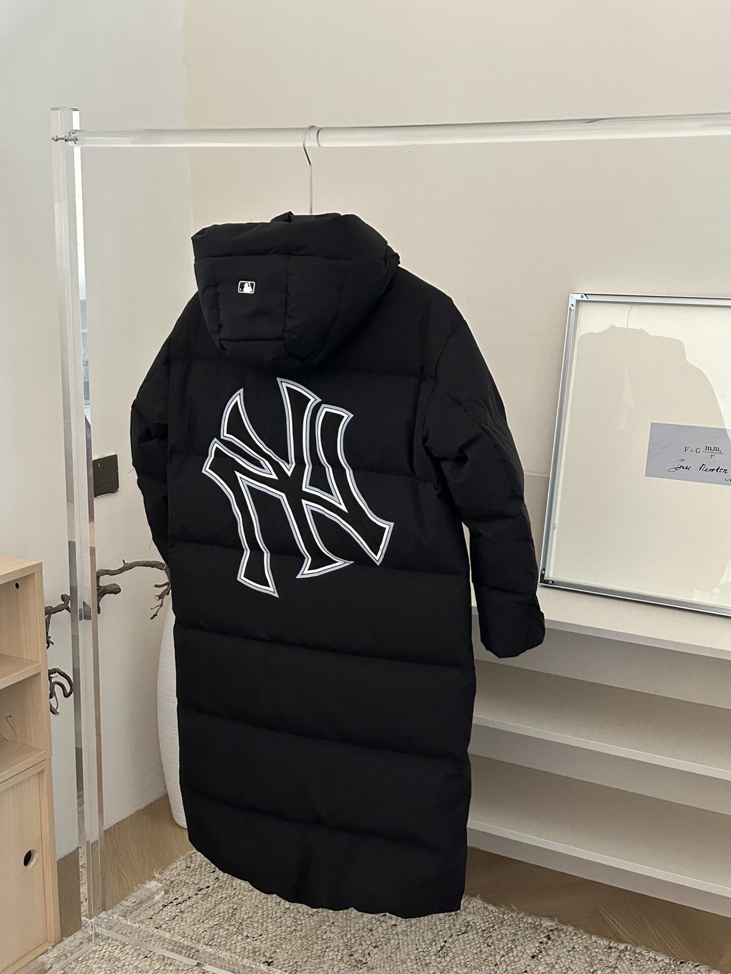 P480 


MLB后背大标压胶长款羽绒服

MLB 纽约洋基队 FW23 纯色加厚连帽Logo印花亮面材质羽绒服

𝗠𝗟𝗕｜纽约洋基队 大标刺绣LOGO长款加厚羽绒服
‼️可主推【实体档口批发客，团购代购，团队工作室，网红供货，可联系在线客服私聊！】
MLB是韩国F&F旗下潮流服装品牌，拥有150年历史的经典传统，是街头文化和国际生活方式的领导者。MLB 拥有包括男装、女装、童装、配饰 在内的全品类服饰，提供覆盖各性别、各年龄层、From HeadtoToe的穿搭装备。其产品结合了韩国的时尚造型与质感，展现了运动服饰也可以兼具时尚潮流的风格。在产品设计上，MLB不仅融合了美国职业棒球大联盟的各当家球队，更结合了棒球运动中的各个元素。

1️⃣定染定制防水尼龙面料，增加耐磨程度，还有防水功能。遇到突发雨雪天气，也不用担心会淋湿包内物品，大大的一件超有安全感~ 这种穿着就是放心，可以随便折腾；

2️⃣ 选择国际认证的优质羽绒，大克重高蓬松度的羽绒填充，80%鸭绒+20%鸭毛的羽绒比例，洁净、环保。朵绒柔软细腻，轻盈 羽毛梗很少。保暖出众并且设有防钻绒内衬 严密包裹羽绒，有效防止钻绒跑毛；

3️⃣ 胸前独有的刺绣技法呈现经典LOGO；胸前logo，足够重工刺绣是需要单独定制，然后一个一个刺绣在衣服上，非常厚实，360度都有立体饱满的感觉；

喜欢韩风的宝子们 千万不要错过它～而且巨巨巨好搭 轻松穿过韩剧休闲风，长款设计 一整件就像裹被子一样暖和 ，从头暖到脚 完全不会透风～
颜色：黑色 白色 以太蓝

XS胸围110 衣长110 肩宽55 ，袖长60
S胸围112，衣长111，肩宽56，袖长62
M胸围116，衣长113，肩宽57，袖长63
L胸围120，衣长115，肩宽58，袖长64
XL胸围124，衣长116，肩宽59袖长65
XXL胸围126衣长120 肩宽60 袖长66