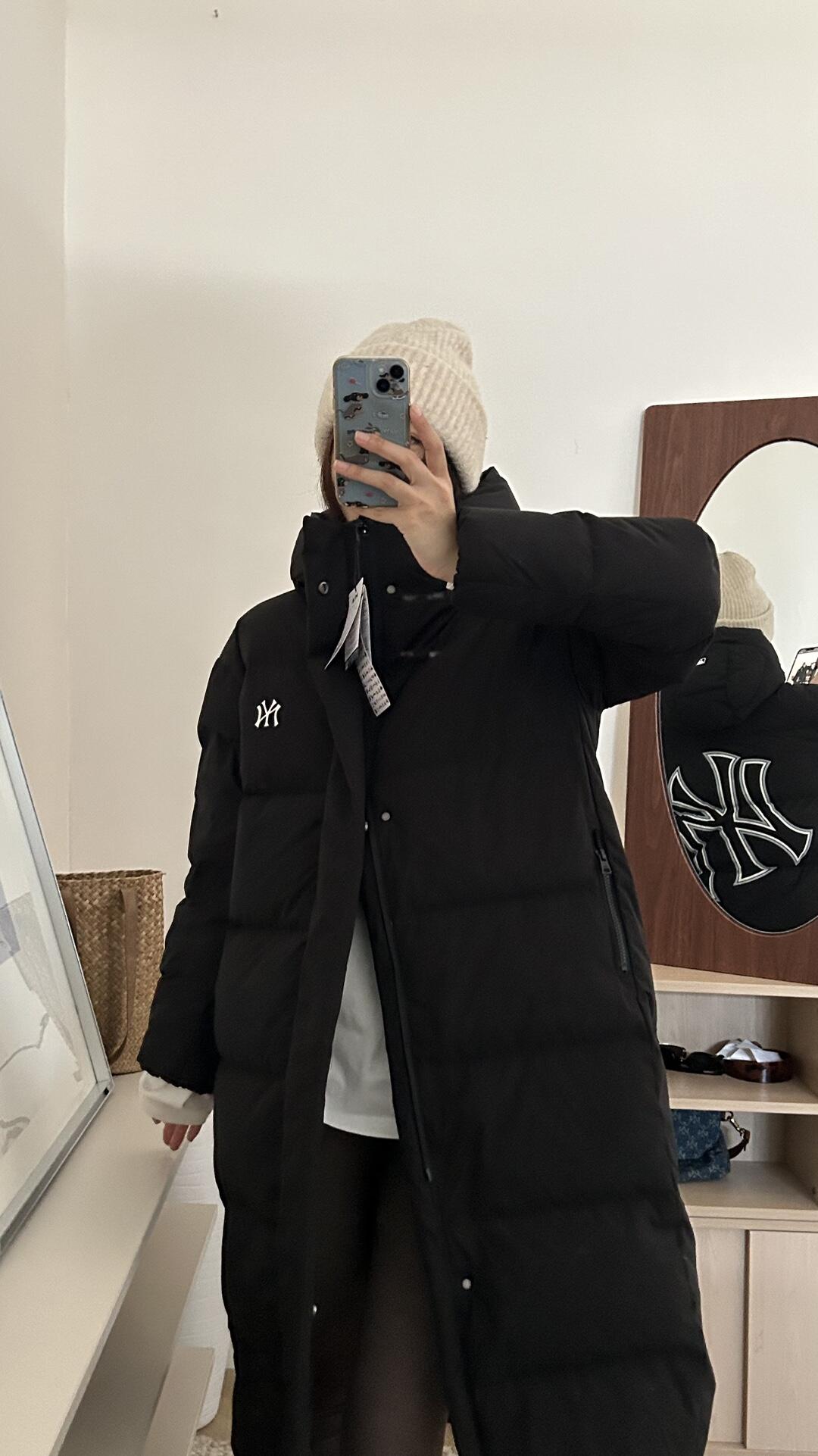 P480


 MLB后背大标长款压胶羽绒服
（90白鸭绒版本·男女同款）
𝗠𝗟𝗕｜纽约洋基队 大标刺绣LOGO长款加厚羽绒服
‼️可主推【实体档口批发客，团购代购，团队工作室，网红供货，可联系在线客服私聊！】
MLB是韩国F&F旗下潮流服装品牌，拥有150年历史的经典传统，是街头文化和国际生活方式的领导者。MLB 拥有包括男装、女装、童装、配饰 在内的全品类服饰，提供覆盖各性别、各年龄层、From HeadtoToe的穿搭装备。其产品结合了韩国的时尚造型与质感，展现了运动服饰也可以兼具时尚潮流的风格。在产品设计上，MLB不仅融合了美国职业棒球大联盟的各当家球队，更结合了棒球运动中的各个元素。

1️⃣定染定制防水尼龙面料，增加耐磨程度，还有防水功能。遇到突发雨雪天气，也不用担心会淋湿包内物品，大大的一件超有安全感~ 这种穿着就是放心，可以随便折腾；

2️⃣ 选择国际认证的优质羽绒，大克重高蓬松度的羽绒填充，80%鸭绒+20%鸭毛的羽绒比例，洁净、环保。朵绒柔软细腻，轻盈 羽毛梗很少。保暖出众并且设有防钻绒内衬 严密包裹羽绒，有效防止钻绒跑毛；

3️⃣ 胸前独有的刺绣技法呈现经典LOGO；胸前logo，足够重工刺绣是需要单独定制，然后一个一个刺绣在衣服上，非常厚实，360度都有立体饱满的感觉；

喜欢韩风的宝子们 千万不要错过它～而且巨巨巨好搭 轻松穿过韩剧休闲风，长款设计 一整件就像裹被子一样暖和 ，从头暖到脚 完全不会透风～
颜色：黑色 白色 以太蓝
XS胸围110 衣长110 肩宽55 ，袖长60
S胸围112，衣长111，肩宽56，袖长62
M胸围116，衣长113，肩宽57，袖长63
L胸围120，衣长115，肩宽58，袖长64
XL胸围124，衣长116，肩宽59袖长65
XXL胸围126衣长120 肩宽60 袖长66