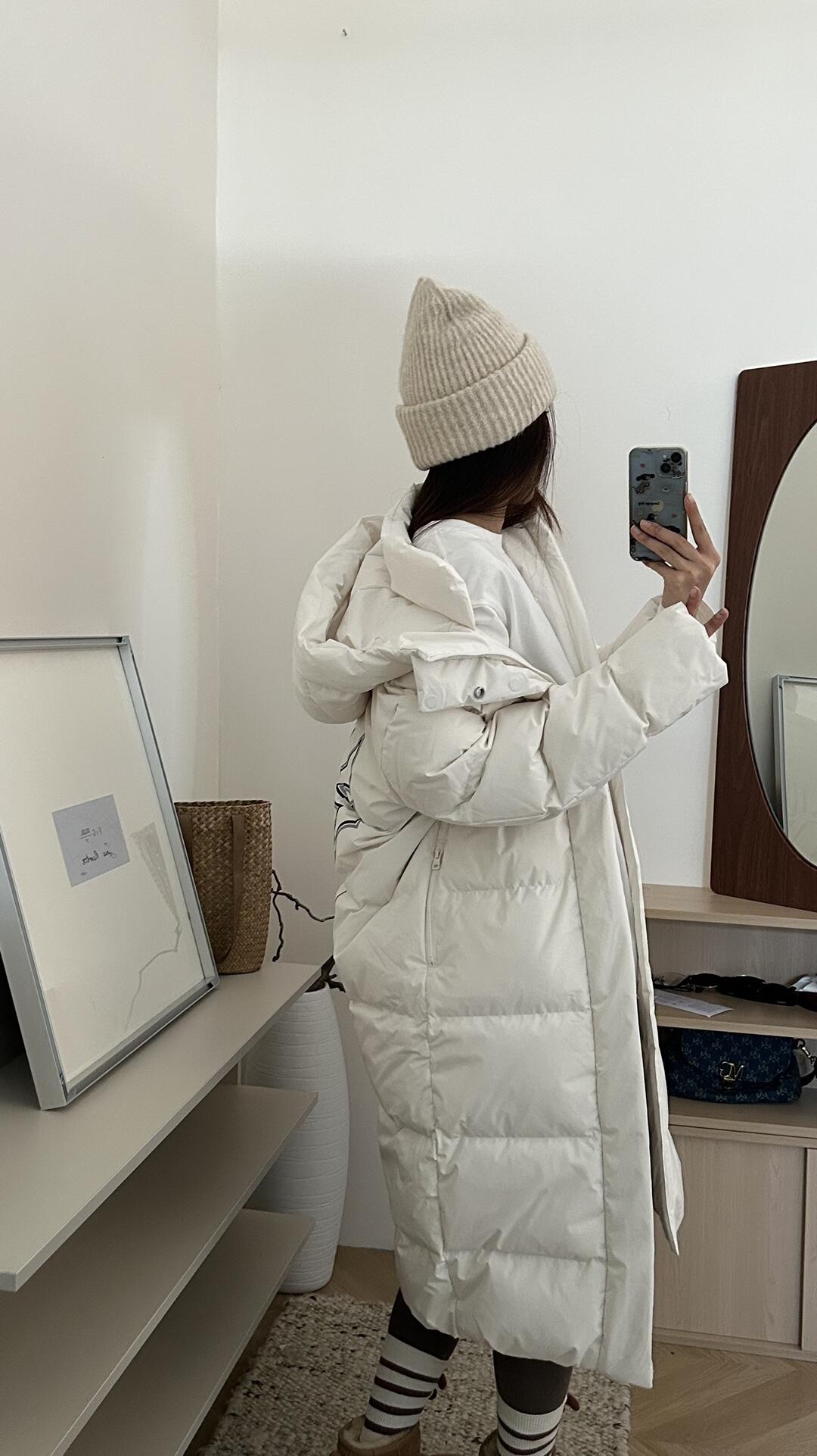 P480 


MLB后背大标长款压胶羽绒服
（90白鸭绒版本·男女同款）【后背大标镂空】
𝗠𝗟𝗕｜纽约洋基队 大标刺绣LOGO长款加厚羽绒服
‼️可主推【实体档口批发客，团购代购，团队工作室，网红供货，可联系在线客服私聊！】
MLB是韩国F&F旗下潮流服装品牌，拥有150年历史的经典传统，是街头文化和国际生活方式的领导者。MLB 拥有包括男装、女装、童装、配饰 在内的全品类服饰，提供覆盖各性别、各年龄层、From HeadtoToe的穿搭装备。其产品结合了韩国的时尚造型与质感，展现了运动服饰也可以兼具时尚潮流的风格。在产品设计上，MLB不仅融合了美国职业棒球大联盟的各当家球队，更结合了棒球运动中的各个元素。

1️⃣定染定制防水尼龙面料，增加耐磨程度，还有防水功能。遇到突发雨雪天气，也不用担心会淋湿包内物品，大大的一件超有安全感~ 这种穿着就是放心，可以随便折腾；

2️⃣ 选择国际认证的优质羽绒，大克重高蓬松度的羽绒填充，80%鸭绒+20%鸭毛的羽绒比例，洁净、环保。朵绒柔软细腻，轻盈 羽毛梗很少。保暖出众并且设有防钻绒内衬 严密包裹羽绒，有效防止钻绒跑毛；

3️⃣ 胸前独有的刺绣技法呈现经典LOGO；胸前logo，足够重工刺绣是需要单独定制，然后一个一个刺绣在衣服上，非常厚实，360度都有立体饱满的感觉；

喜欢韩风的宝子们 千万不要错过它～而且巨巨巨好搭 轻松穿过韩剧休闲风，长款设计 一整件就像裹被子一样暖和 ，从头暖到脚 完全不会透风～
颜色：黑色 白色 以太蓝
XS胸围110 衣长110 肩宽55 ，袖长60
S胸围112，衣长111，肩宽56，袖长62
M胸围116，衣长113，肩宽57，袖长63
L胸围120，衣长115，肩宽58，袖长64
XL胸围124，衣长116，肩宽59袖长65
XXL胸围126衣长120 肩宽60 袖长66