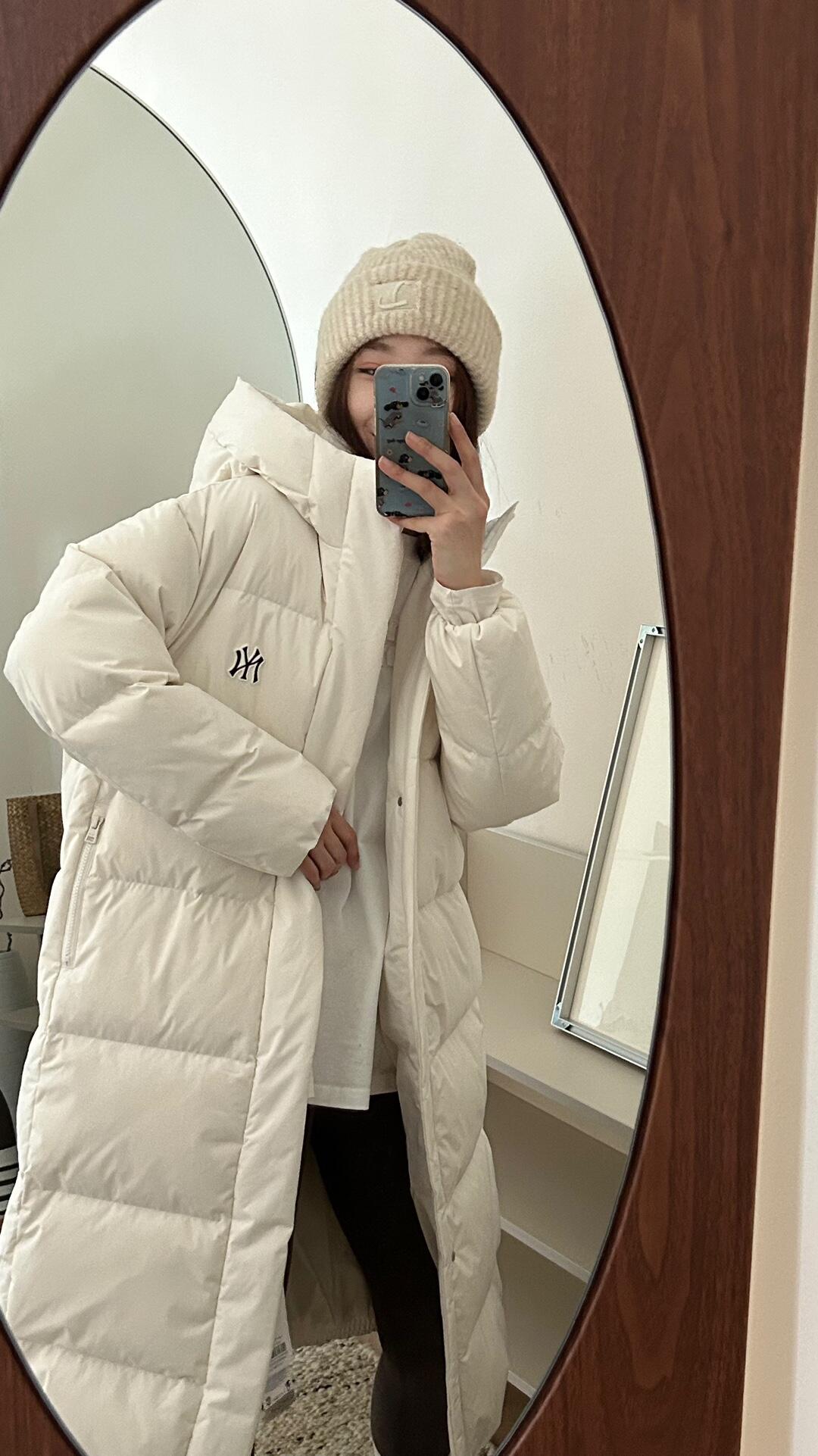 P480 


MLB后背大标长款压胶羽绒服
（90白鸭绒版本·男女同款）【后背大标镂空】
𝗠𝗟𝗕｜纽约洋基队 大标刺绣LOGO长款加厚羽绒服
‼️可主推【实体档口批发客，团购代购，团队工作室，网红供货，可联系在线客服私聊！】
MLB是韩国F&F旗下潮流服装品牌，拥有150年历史的经典传统，是街头文化和国际生活方式的领导者。MLB 拥有包括男装、女装、童装、配饰 在内的全品类服饰，提供覆盖各性别、各年龄层、From HeadtoToe的穿搭装备。其产品结合了韩国的时尚造型与质感，展现了运动服饰也可以兼具时尚潮流的风格。在产品设计上，MLB不仅融合了美国职业棒球大联盟的各当家球队，更结合了棒球运动中的各个元素。

1️⃣定染定制防水尼龙面料，增加耐磨程度，还有防水功能。遇到突发雨雪天气，也不用担心会淋湿包内物品，大大的一件超有安全感~ 这种穿着就是放心，可以随便折腾；

2️⃣ 选择国际认证的优质羽绒，大克重高蓬松度的羽绒填充，80%鸭绒+20%鸭毛的羽绒比例，洁净、环保。朵绒柔软细腻，轻盈 羽毛梗很少。保暖出众并且设有防钻绒内衬 严密包裹羽绒，有效防止钻绒跑毛；

3️⃣ 胸前独有的刺绣技法呈现经典LOGO；胸前logo，足够重工刺绣是需要单独定制，然后一个一个刺绣在衣服上，非常厚实，360度都有立体饱满的感觉；

喜欢韩风的宝子们 千万不要错过它～而且巨巨巨好搭 轻松穿过韩剧休闲风，长款设计 一整件就像裹被子一样暖和 ，从头暖到脚 完全不会透风～
颜色：黑色 白色 以太蓝
XS胸围110 衣长110 肩宽55 ，袖长60
S胸围112，衣长111，肩宽56，袖长62
M胸围116，衣长113，肩宽57，袖长63
L胸围120，衣长115，肩宽58，袖长64
XL胸围124，衣长116，肩宽59袖长65
XXL胸围126衣长120 肩宽60 袖长66